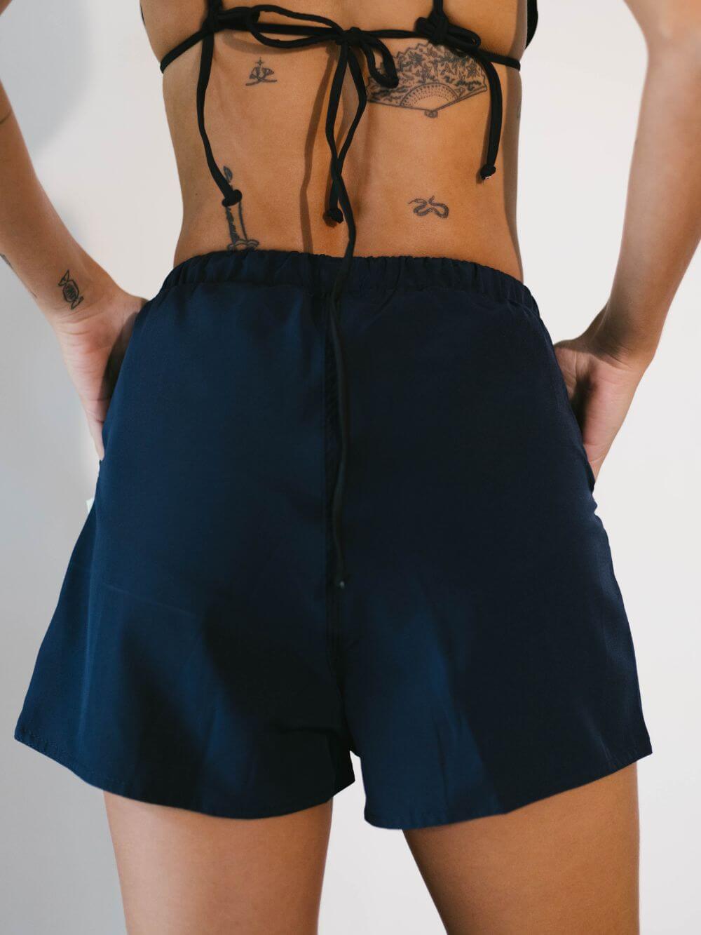 Short Sport Cargo Paradiso azul marinho da Greenish, leve e confortável com cós elástico regulável e bolsos práticos.