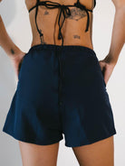 Short Sport Cargo Paradiso azul marinho da Greenish, leve e confortável com cós elástico regulável e bolsos práticos.