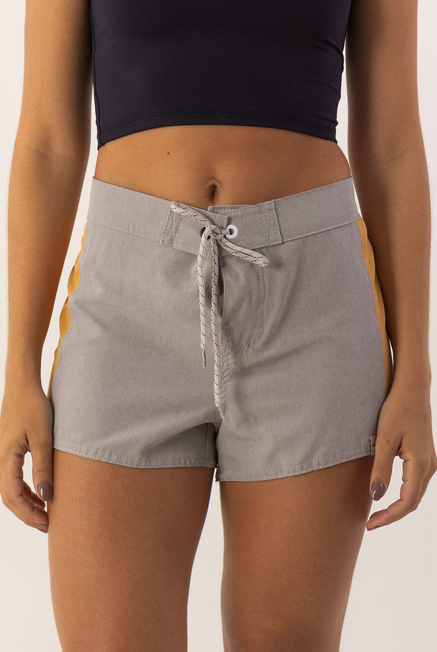 Short Sport Sidecut cinza da Greenish, confortável e anatômico, ideal para esportes com tecnologia total stretch.