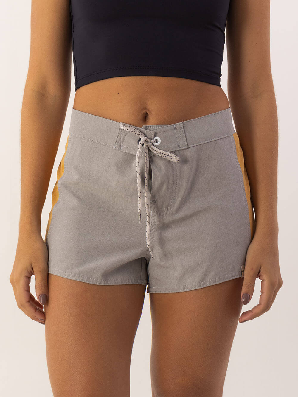 Short Sport Sidecut cinza da Greenish, confortável e anatômico, ideal para esportes com tecnologia total stretch.