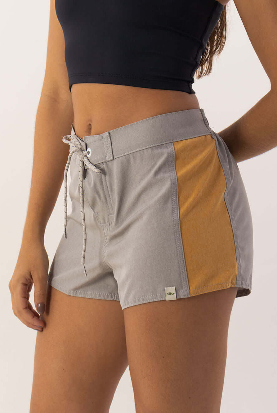 Bermuda Short Sport Sidecut da Greenish, cinza com laterais laranja, confortável para esportes e secagem rápida.