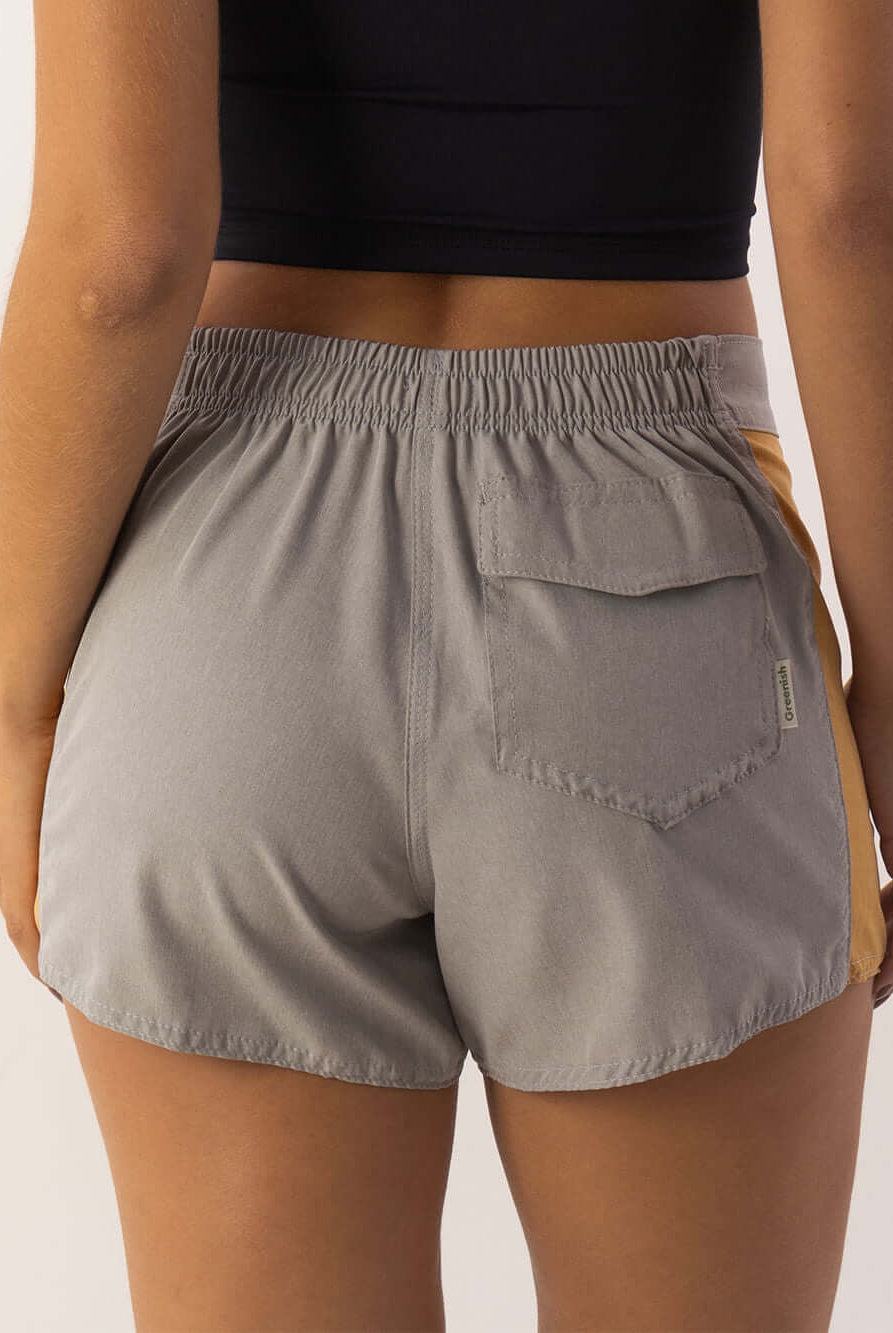 Bermuda curta esportiva Greenish cinza com laterais coloridas, confortável e anatômica, ideal para atividades físicas.