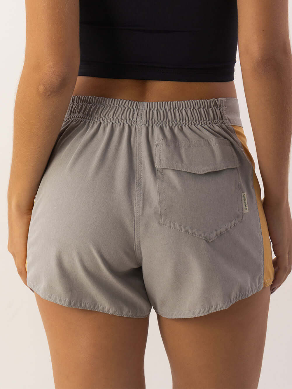 Bermuda curta esportiva Greenish cinza com laterais coloridas, confortável e anatômica, ideal para atividades físicas.