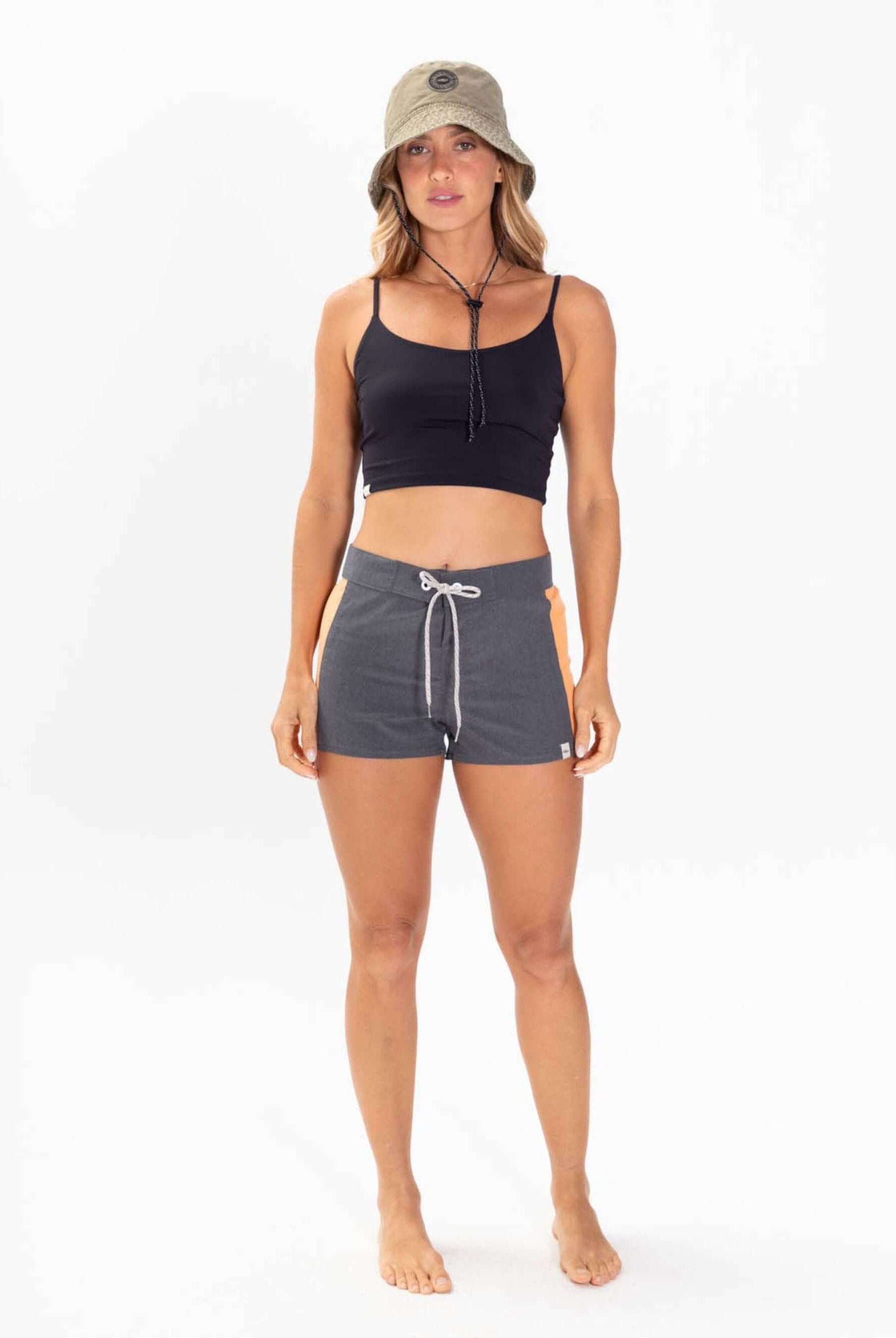 Modelo usando short Sport Sidecut Preto da Greenish, confortável e ideal para esportes, com tecido leve e bolso traseiro.