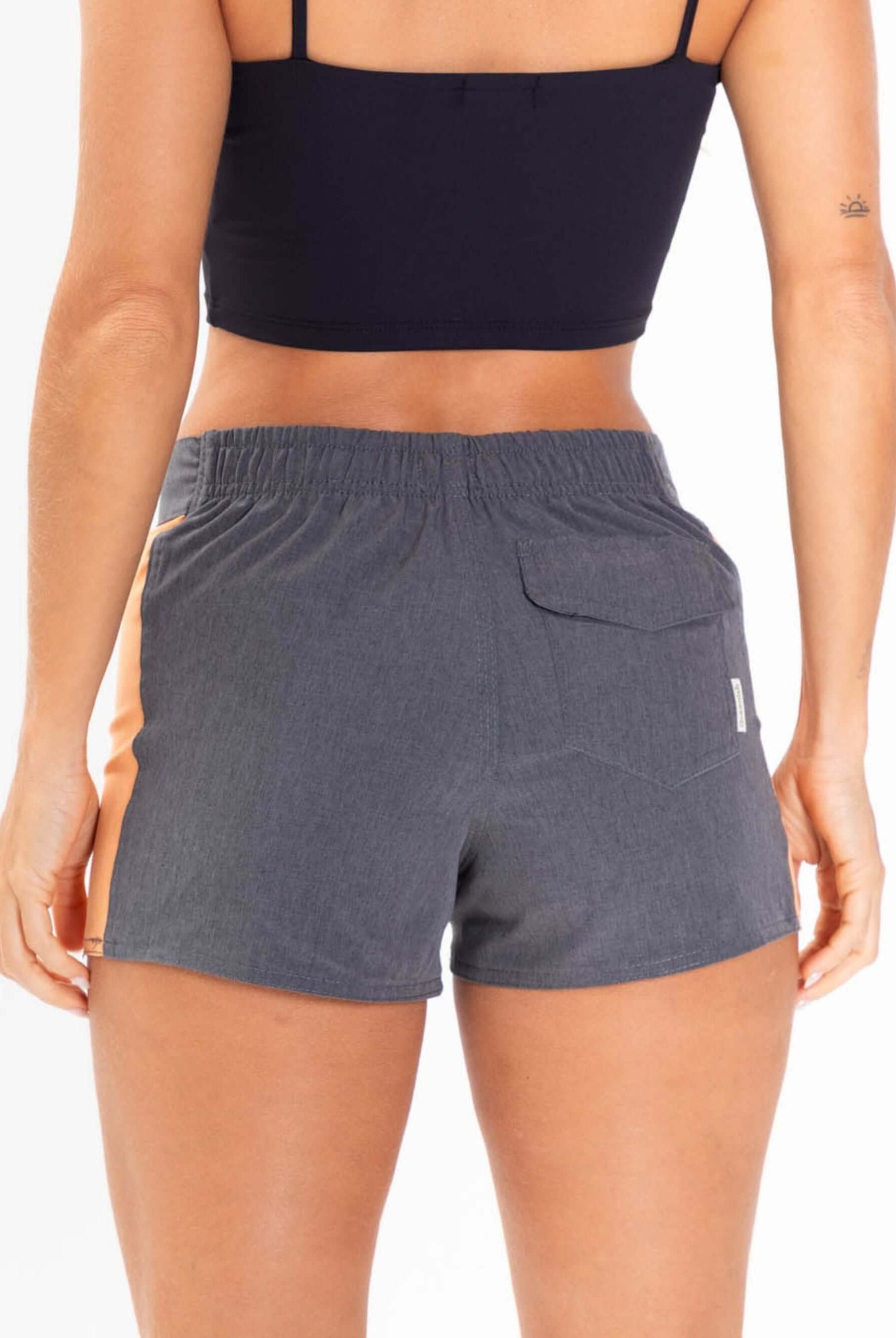 Bermuda Short Sport Sidecut da Greenish, modelo anatômico em tecido leve e de secagem rápida, com detalhe em laranja.