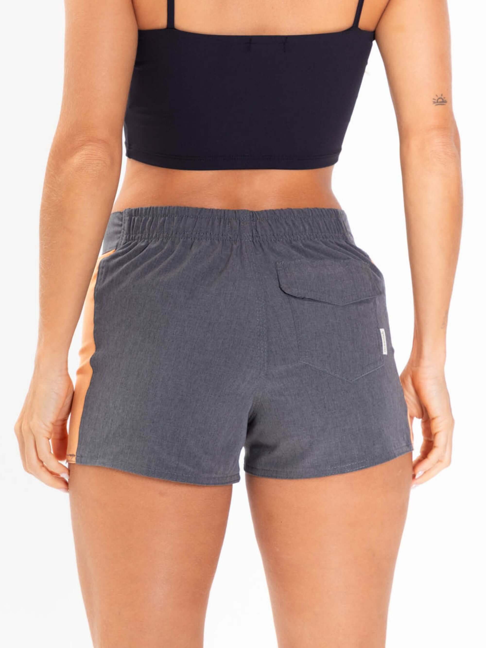 Bermuda Short Sport Sidecut da Greenish, modelo anatômico em tecido leve e de secagem rápida, com detalhe em laranja.