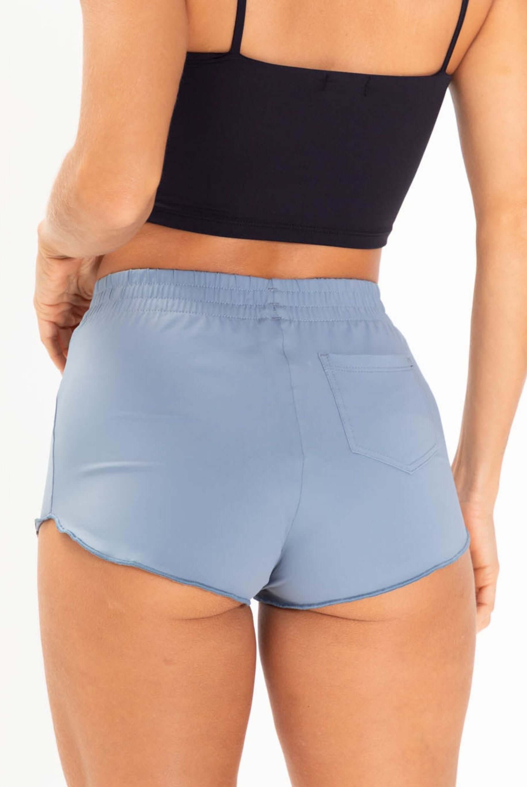 Short Sport Slow Living Cinza da Greenish, perfeito para atividades na praia com conforto e estilo.