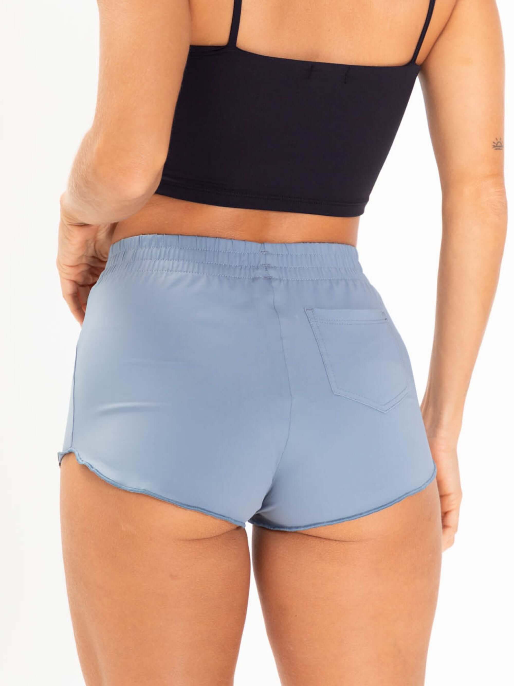 Short Sport Slow Living Cinza da Greenish, perfeito para atividades na praia com conforto e estilo.