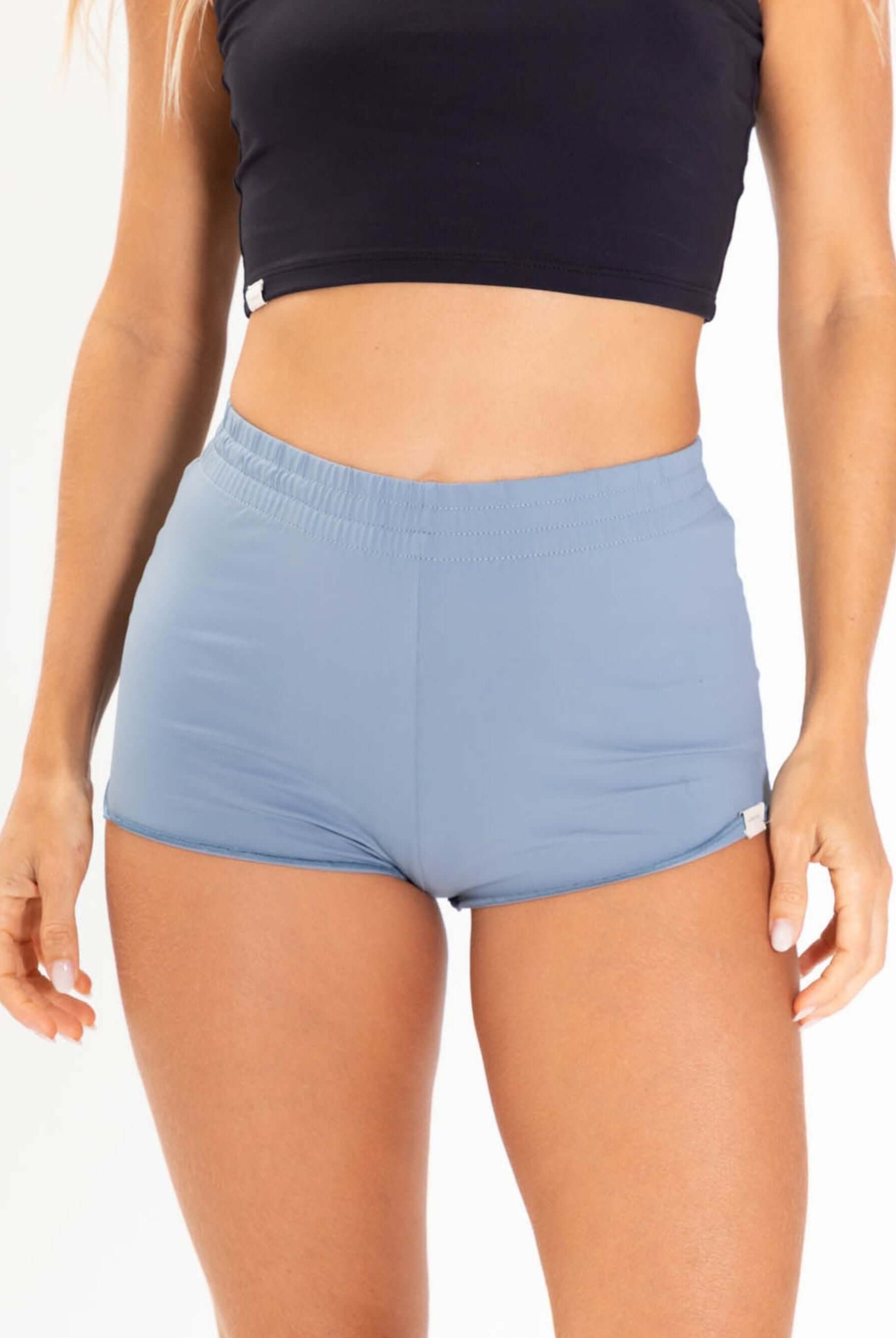 Short sport feminino cinza da marca Greenish, ideal para praia e atividades ao ar livre, com cós elástico e ajuste confortável.