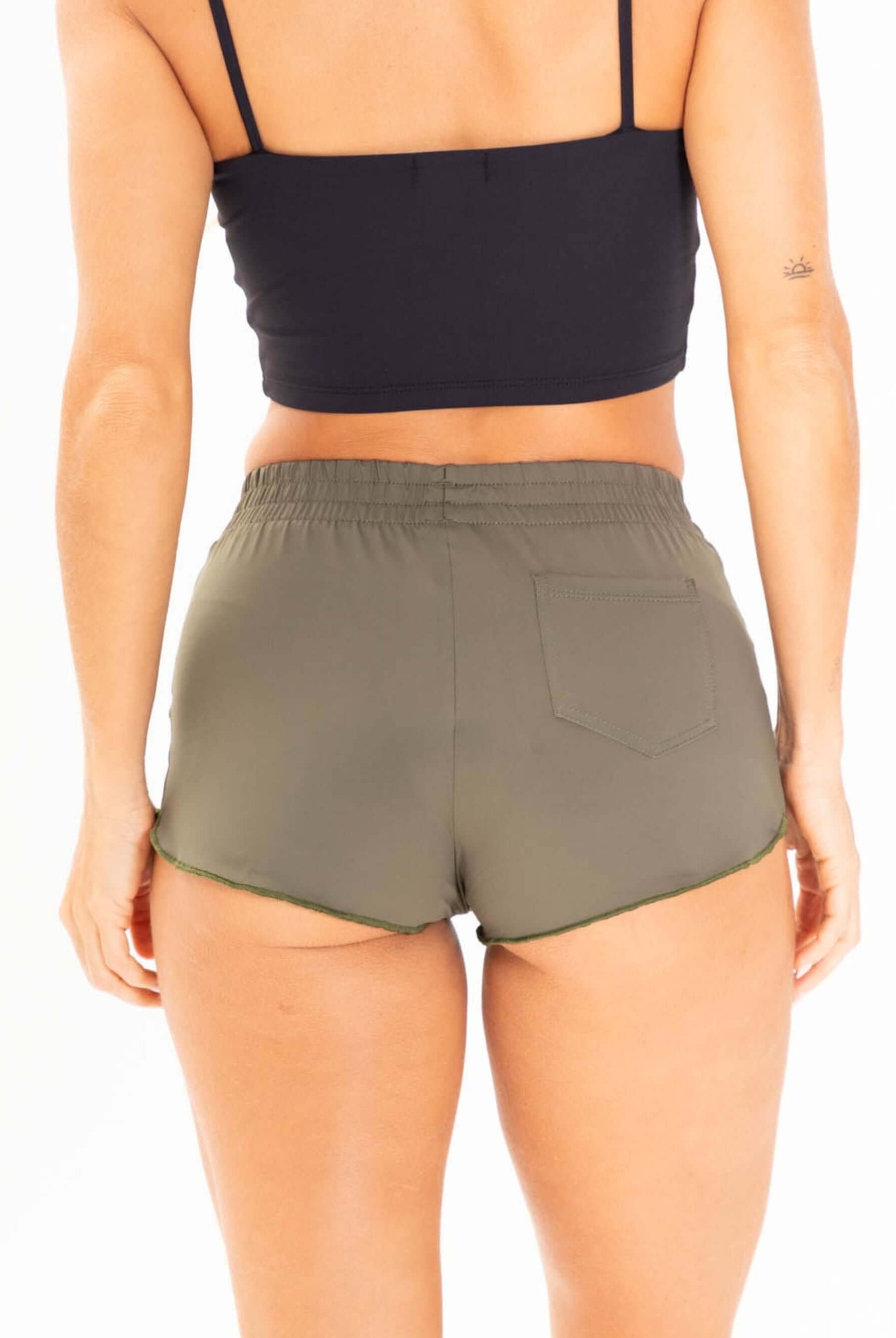 Short Sport Slow Living Verde da Greenish, vista traseira, ideal para praia e esportes, conforto e estilo.