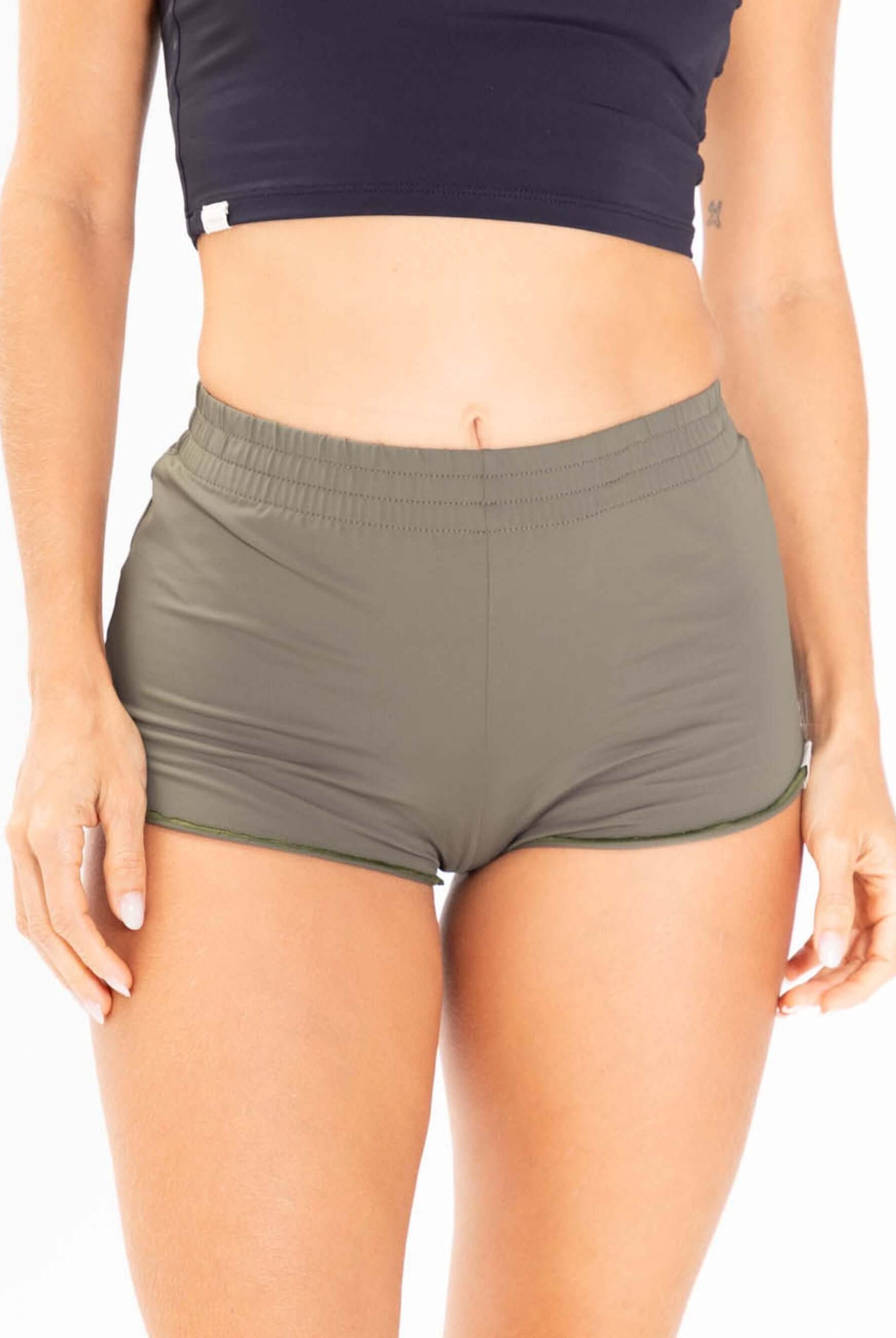 Short Sport Slow Living Verde da Greenish, ideal para praia, surf e kite, com caimento ajustado e confortável.