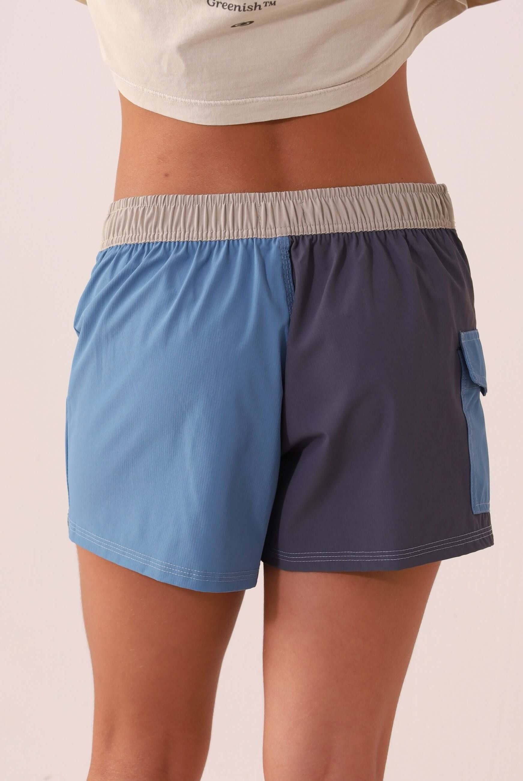 SHORT SPORT TALITA - AZUL da Greenish, shorts esportivo azul com bolso lateral, ideal para conforto e estilo durante exercícios.