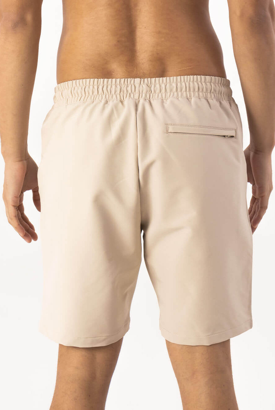 Bermuda Short Urban Tech Bege da Greenish, com cós elástico e bolso traseiro, ideal para estilo e conforto.