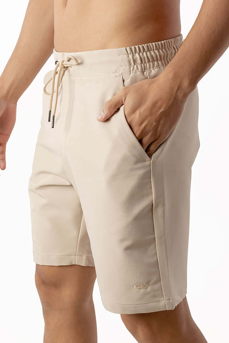 Short Urban Tech bege da Greenish: conforto e estilo com cós elástico e bolsos práticos.