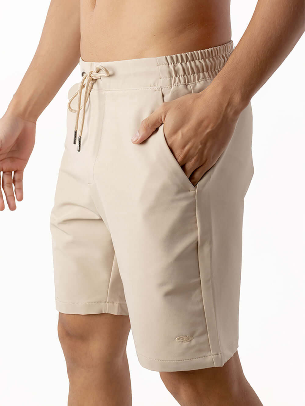 Short Urban Tech bege da Greenish: conforto e estilo com cós elástico e bolsos práticos.