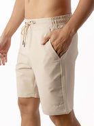 Short Urban Tech bege da Greenish: conforto e estilo com cós elástico e bolsos práticos.