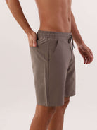 Short Urban Tech cinza da Greenish, comfy e estiloso, ideal para looks casuais com sofisticação.