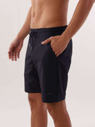 Short Urban Tech Preto da Greenish: estilo urbano com conforto e sofisticação em microfibra.