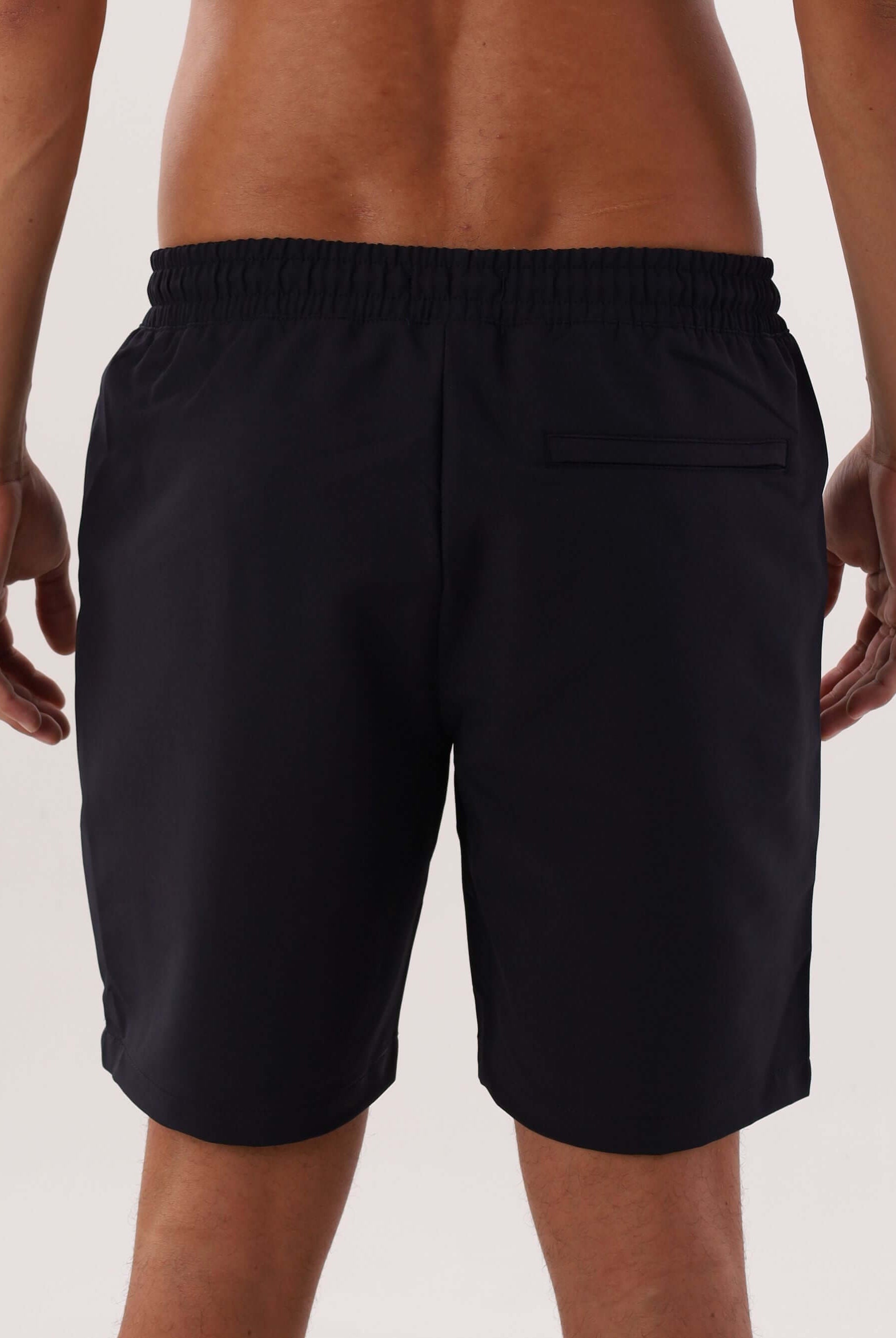 Short Urban Tech Preto da Greenish, vista traseira, com cós elástico e bolso. Estilo e conforto unidos.