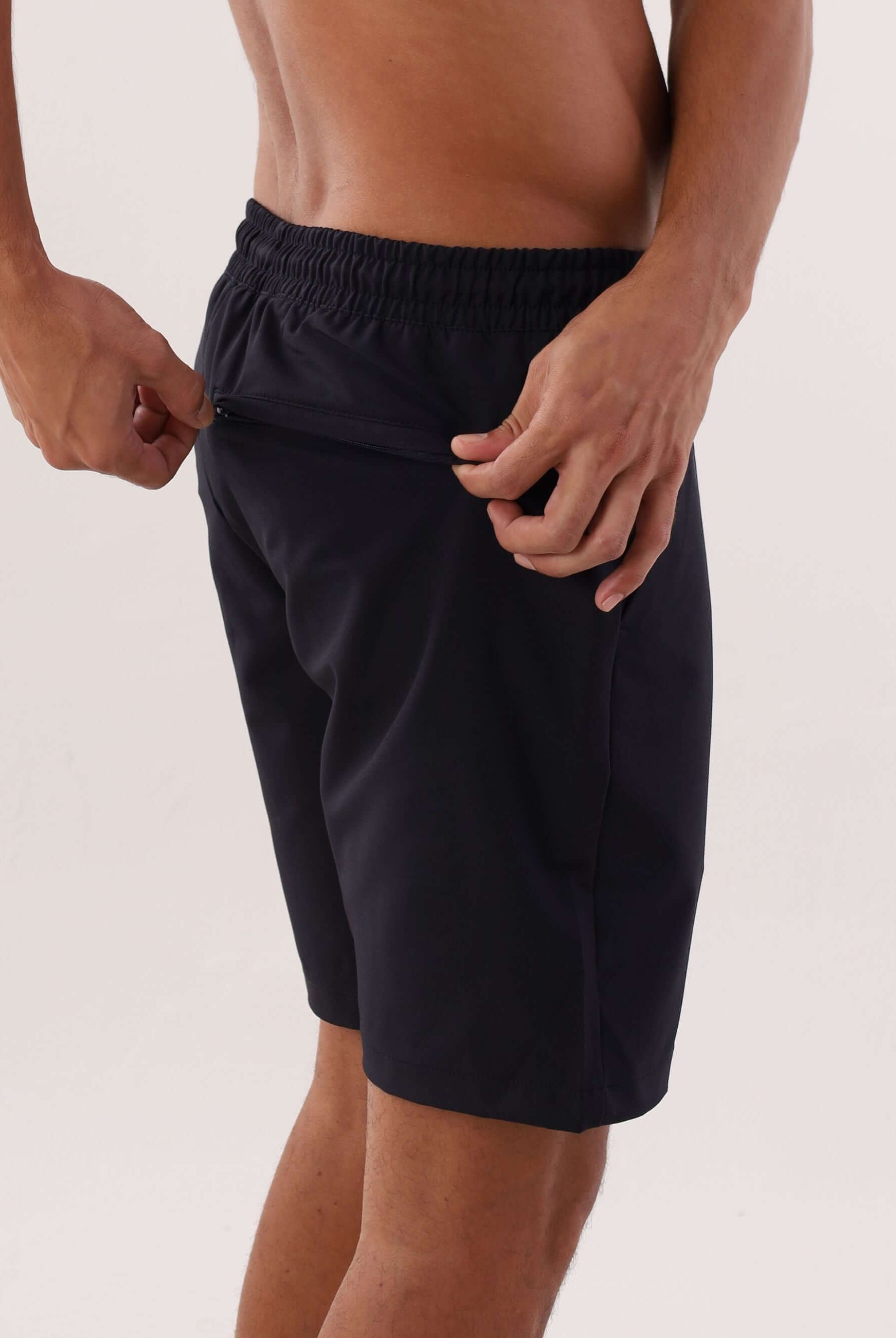 Short Urban Tech preto da Greenish, com tecido de microfibra e cós elástico, perfeito para estilo e conforto.