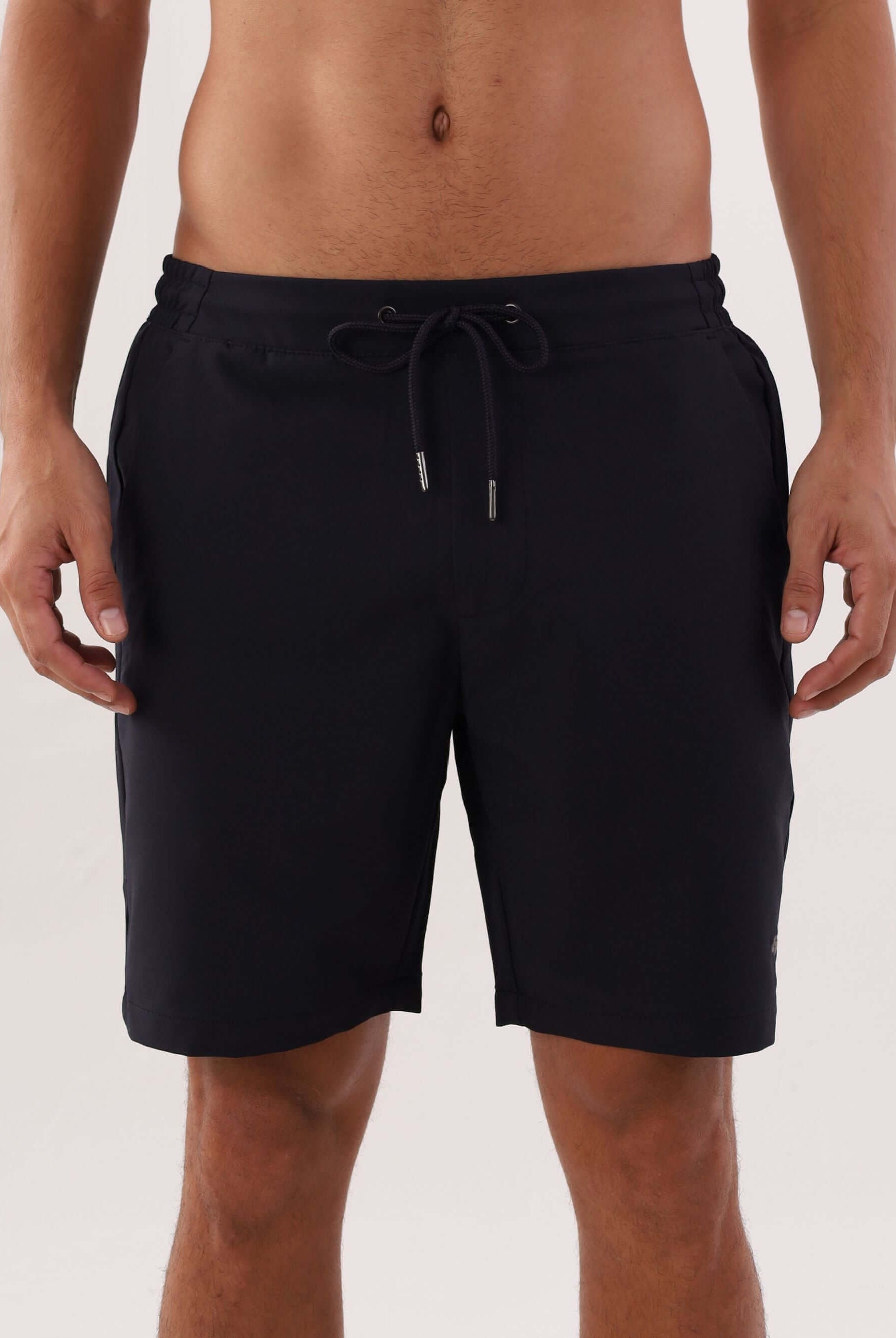 Bermuda Short Urban Tech Preto da Greenish, combinação perfeita de estilo e conforto, ideal para diversas ocasiões.