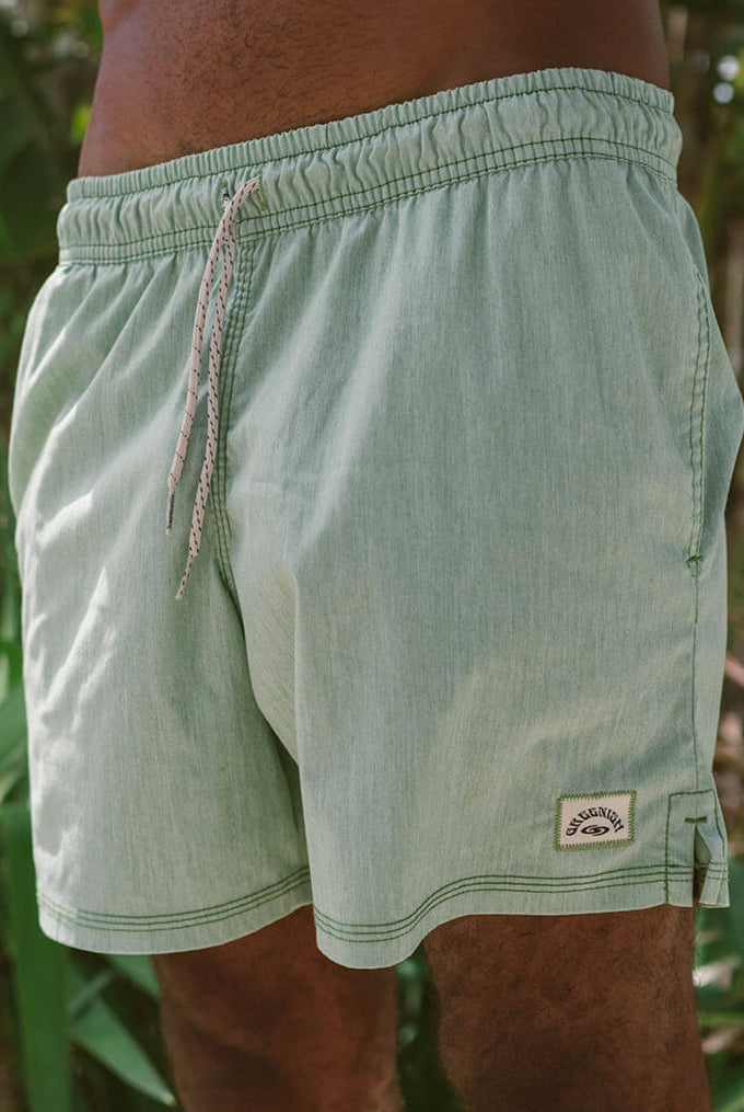Short Volley Ibiza Verde da Greenish, ideal para dias quentes e atividades ao ar livre, com conforto e estilo.