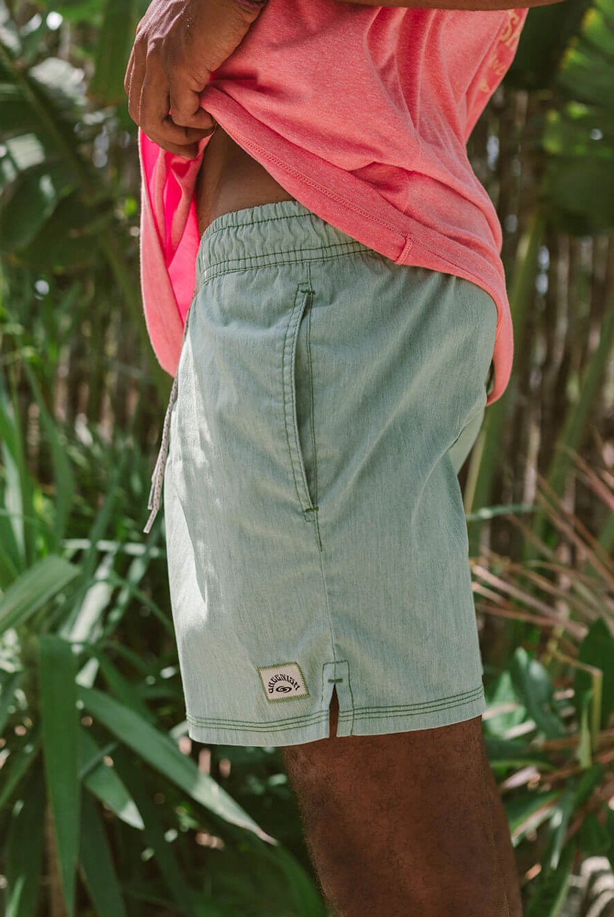 Short Volley Ibiza Verde da Greenish, ideal para conforto e praticidade em dias quentes com amigos.