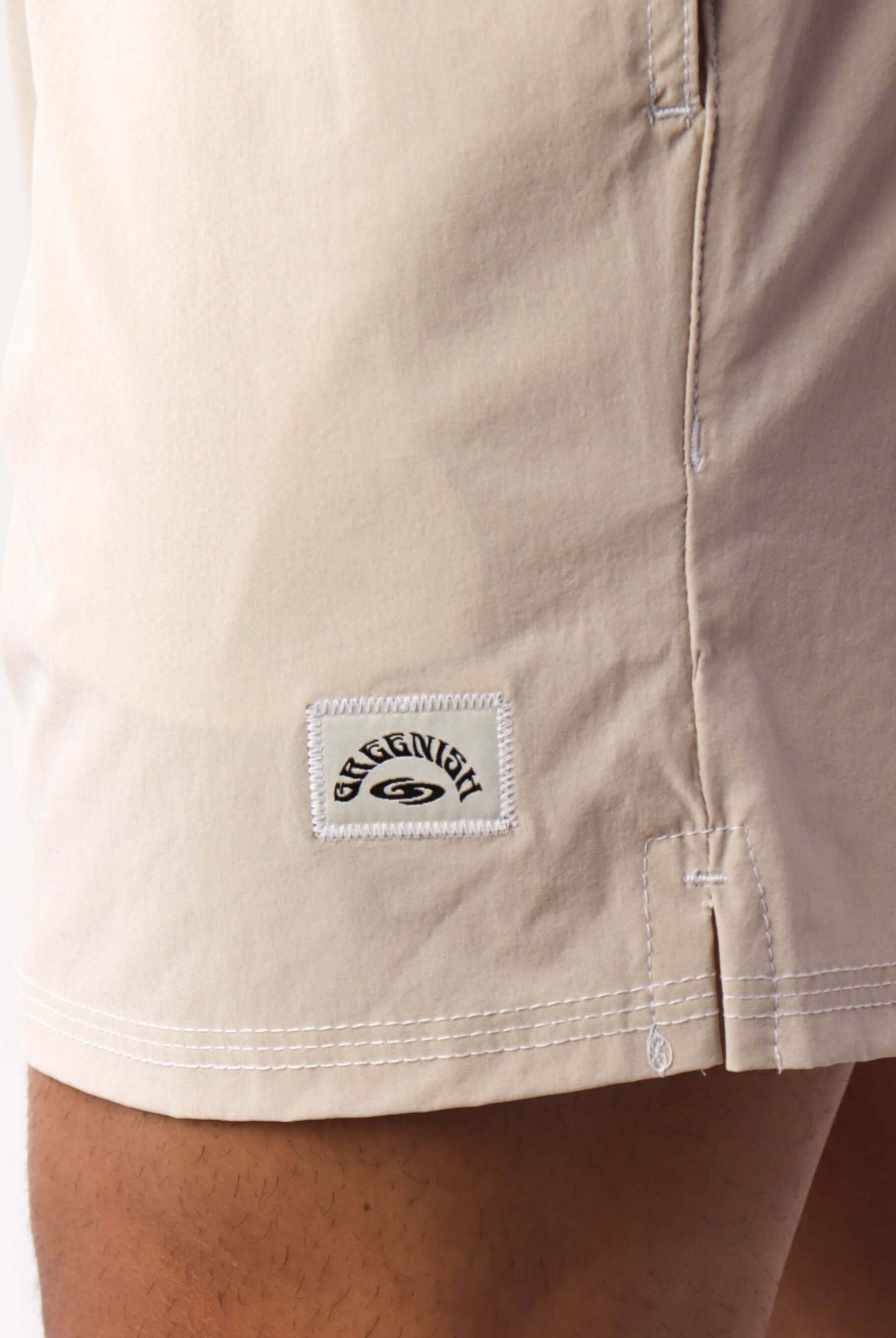 Detalhe do Short Volley Vintage Seekers da Greenish, com etiqueta exclusiva e tecido confortável e prático.