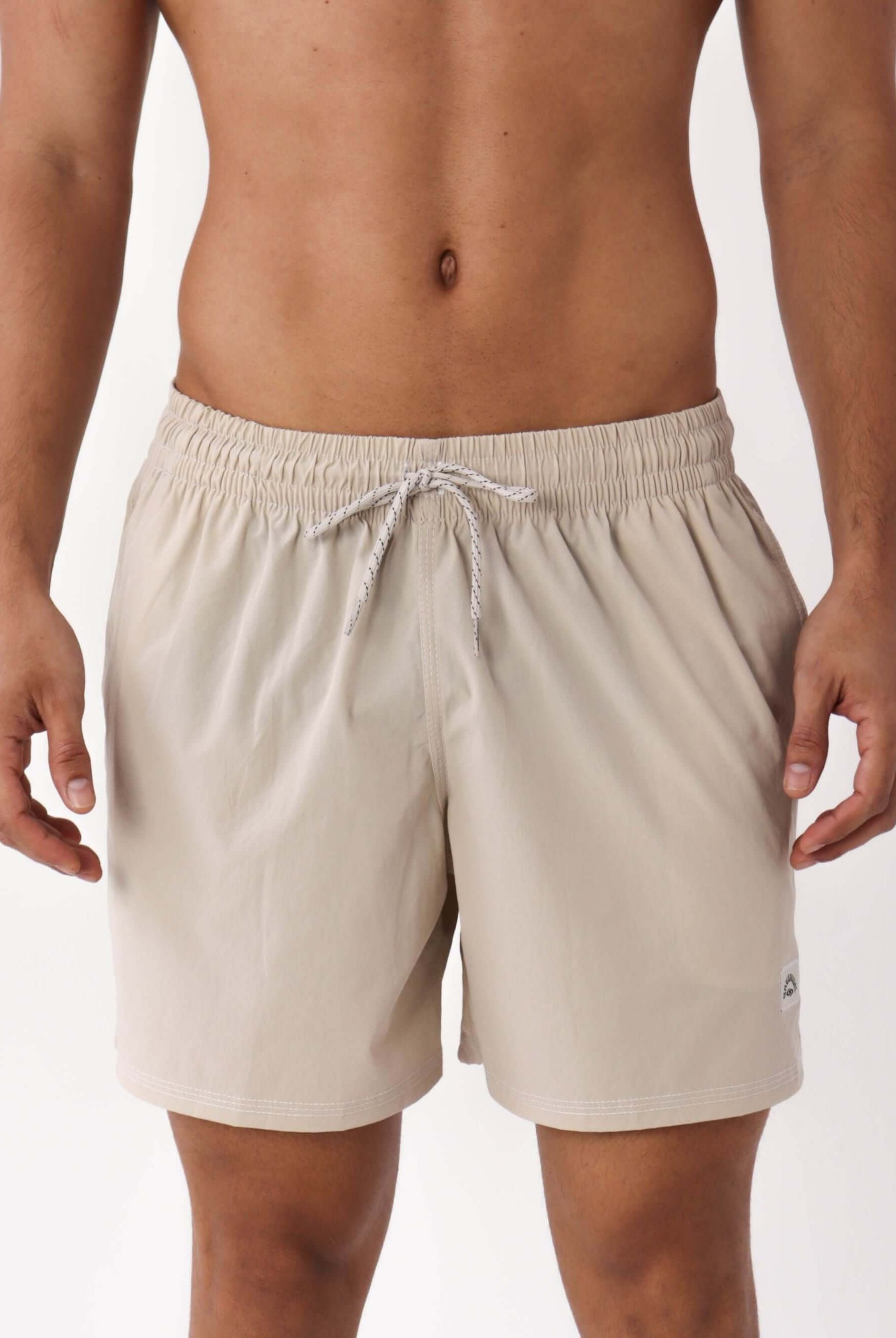 Short Volley Vintage Seekers da Greenish em tom bege, com cós elástico e design prático para o dia a dia.