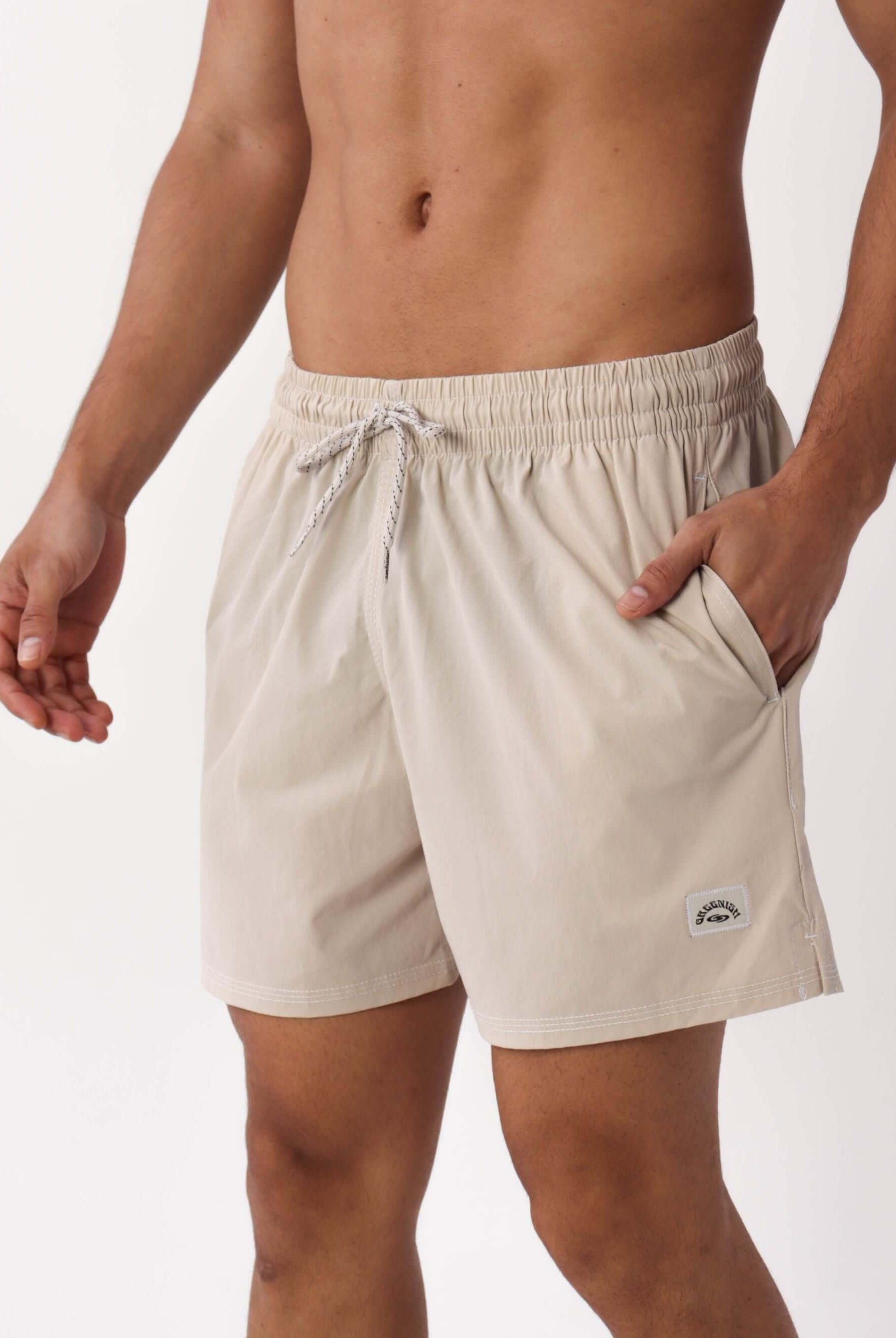 Short Volley Vintage Seekers Areia da Greenish: conforto e estilo com bolso e cós elástico para o dia a dia.