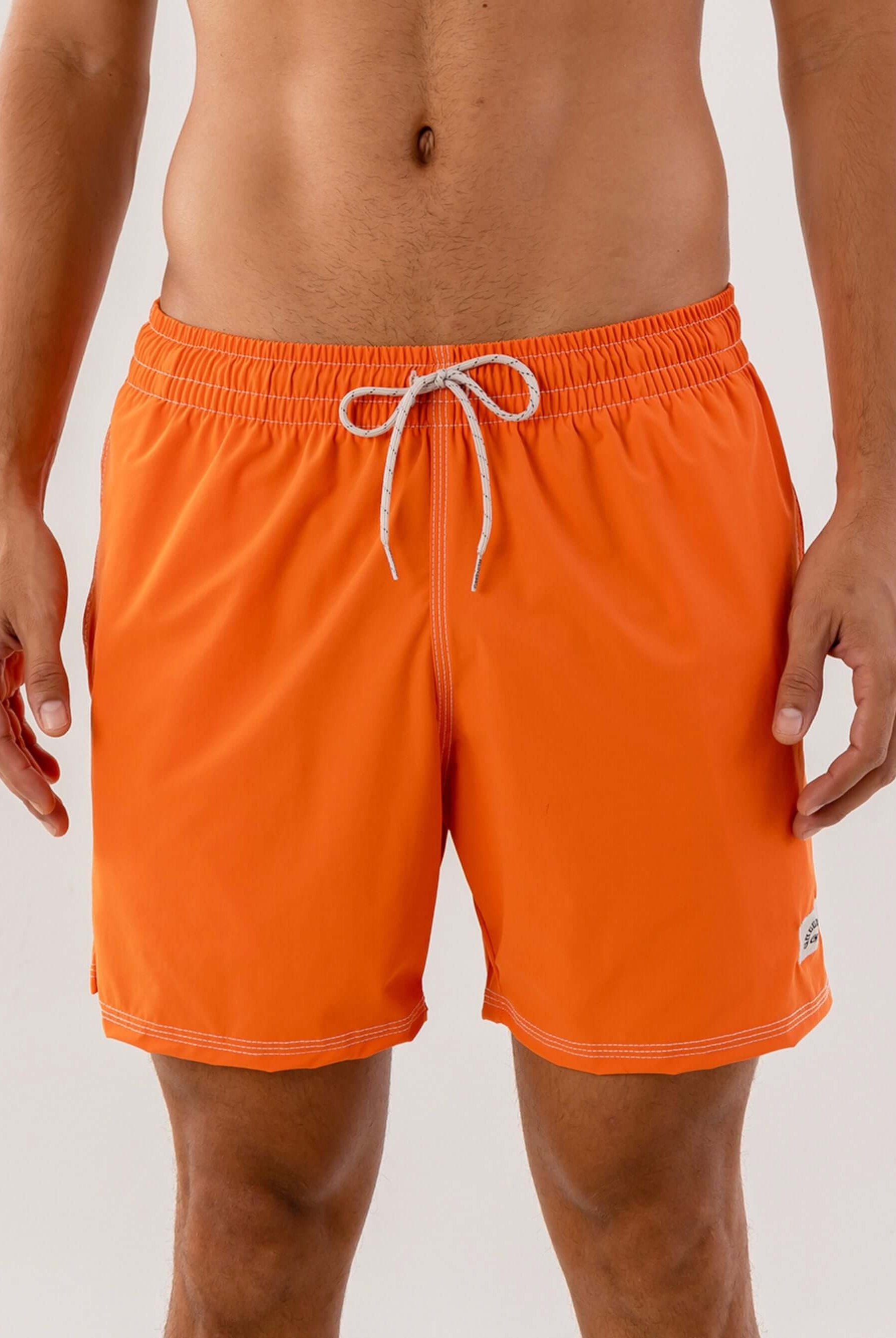 Short Volley Vintage Seekers Laranja da Greenish, confortável e prático, ideal para o dia a dia com bolso para itens essenciais.