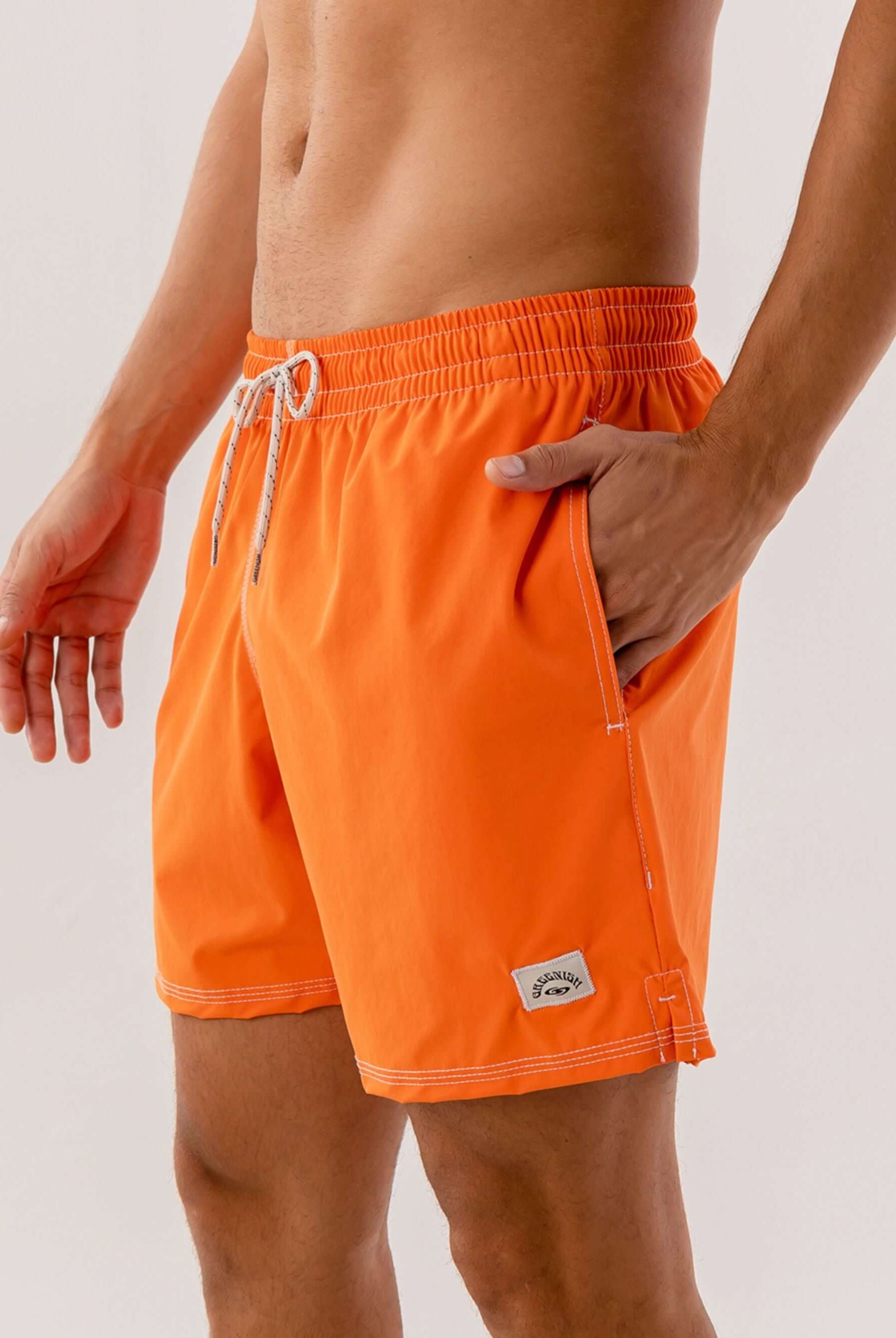 Short Volley Vintage Seekers Laranja da Greenish, confortável e prático, com bolsos laterais e elástico.