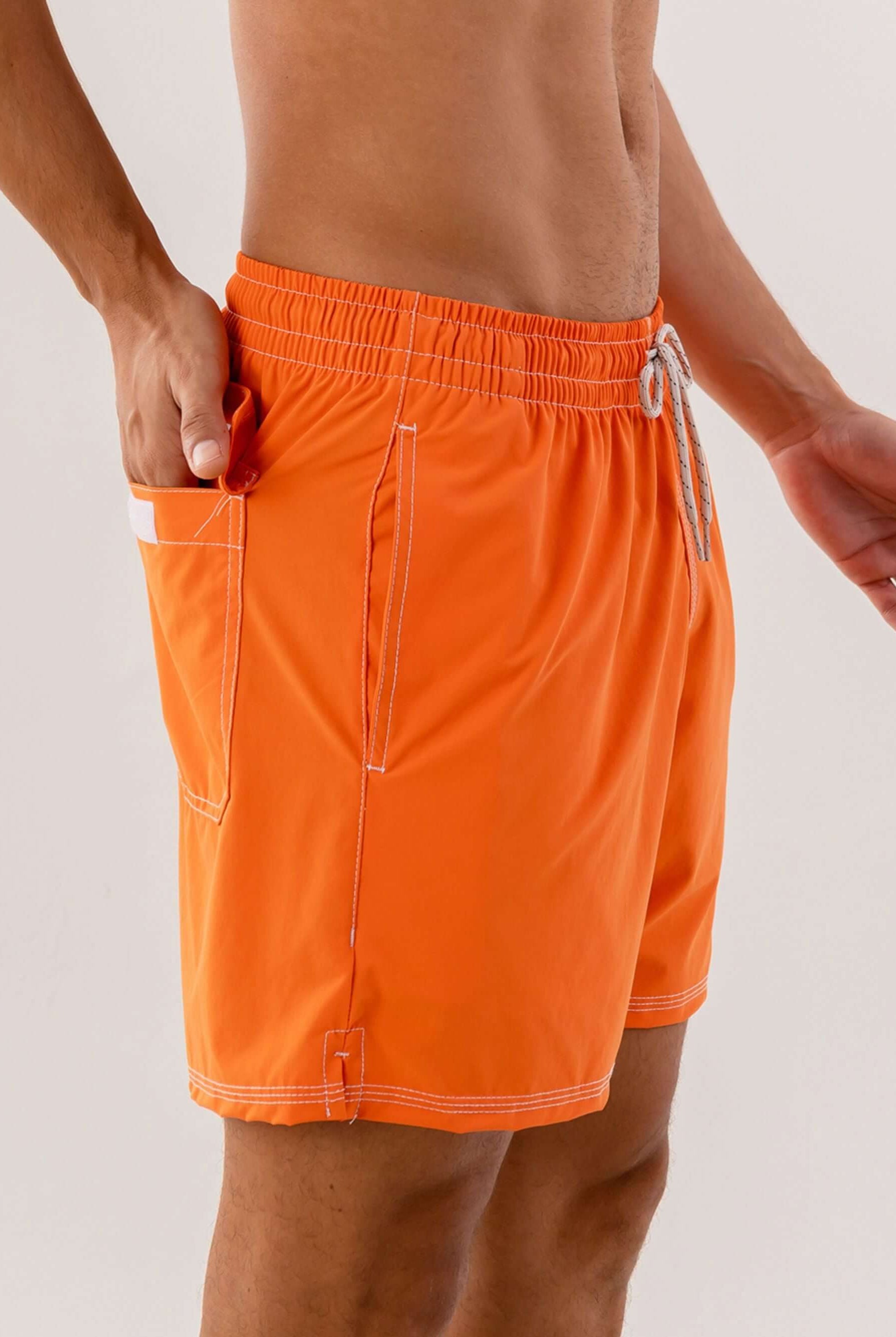 Short Volley Vintage Seekers Laranja da Greenish, prático e confortável, com bolso lateral para itens essenciais.