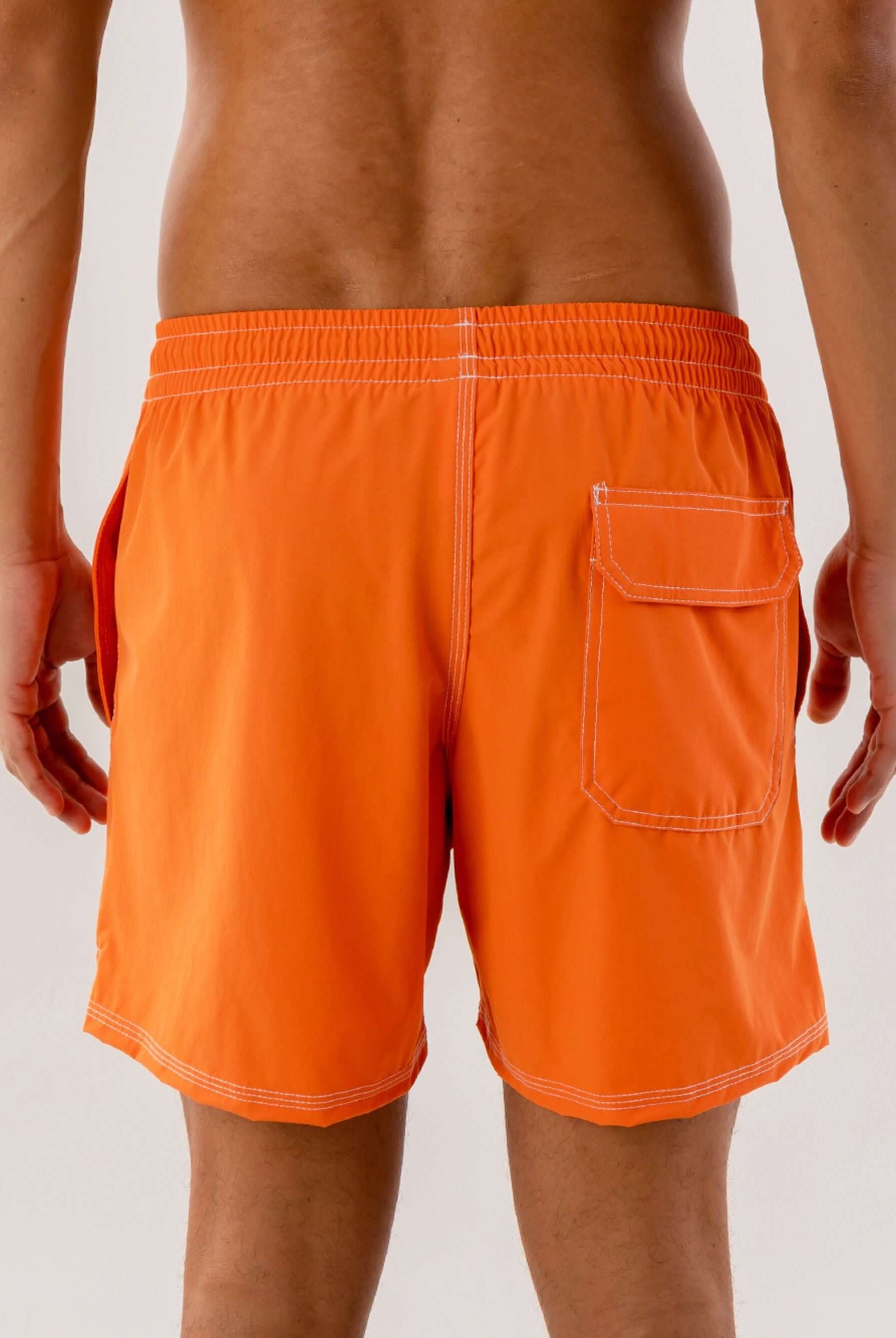 Short Volley Vintage Seekers Laranja da Greenish, com bolso traseiro e elástico, ideal para conforto e funcionalidade.