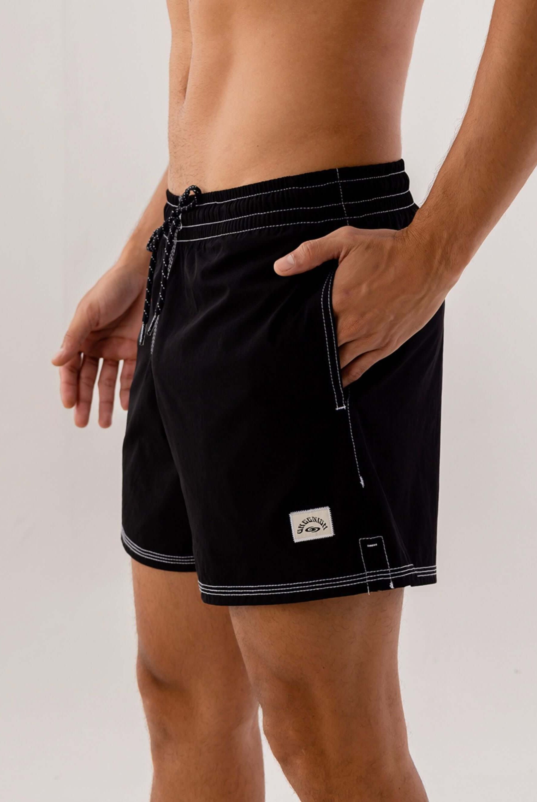 Short Volley Vintage Seekers Preto da Greenish, práticos com bolso lateral e conforto extremo.