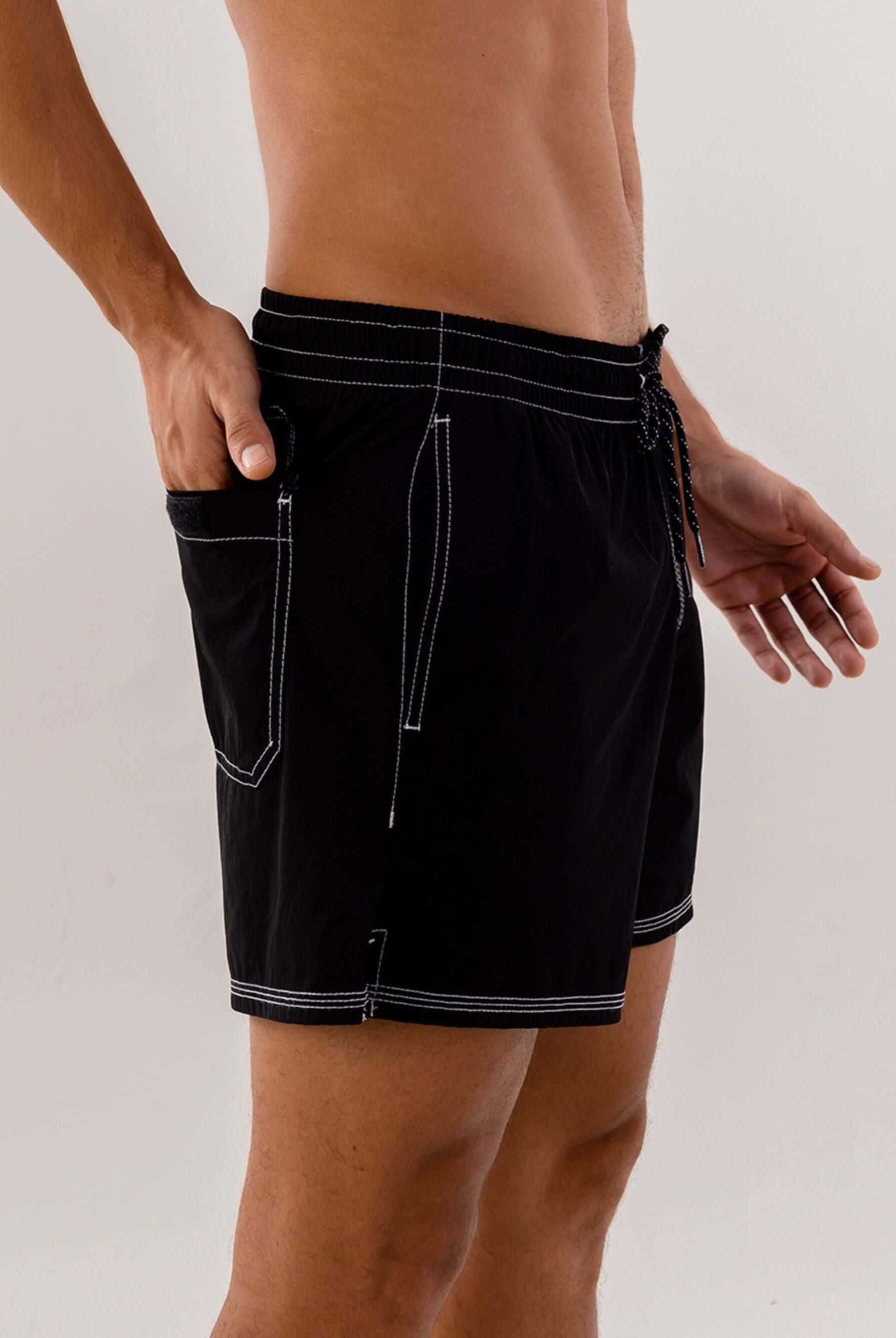 Short Volley Vintage Seekers preto da Greenish, com cós elástico, bolso traseiro e bolsos laterais práticos.