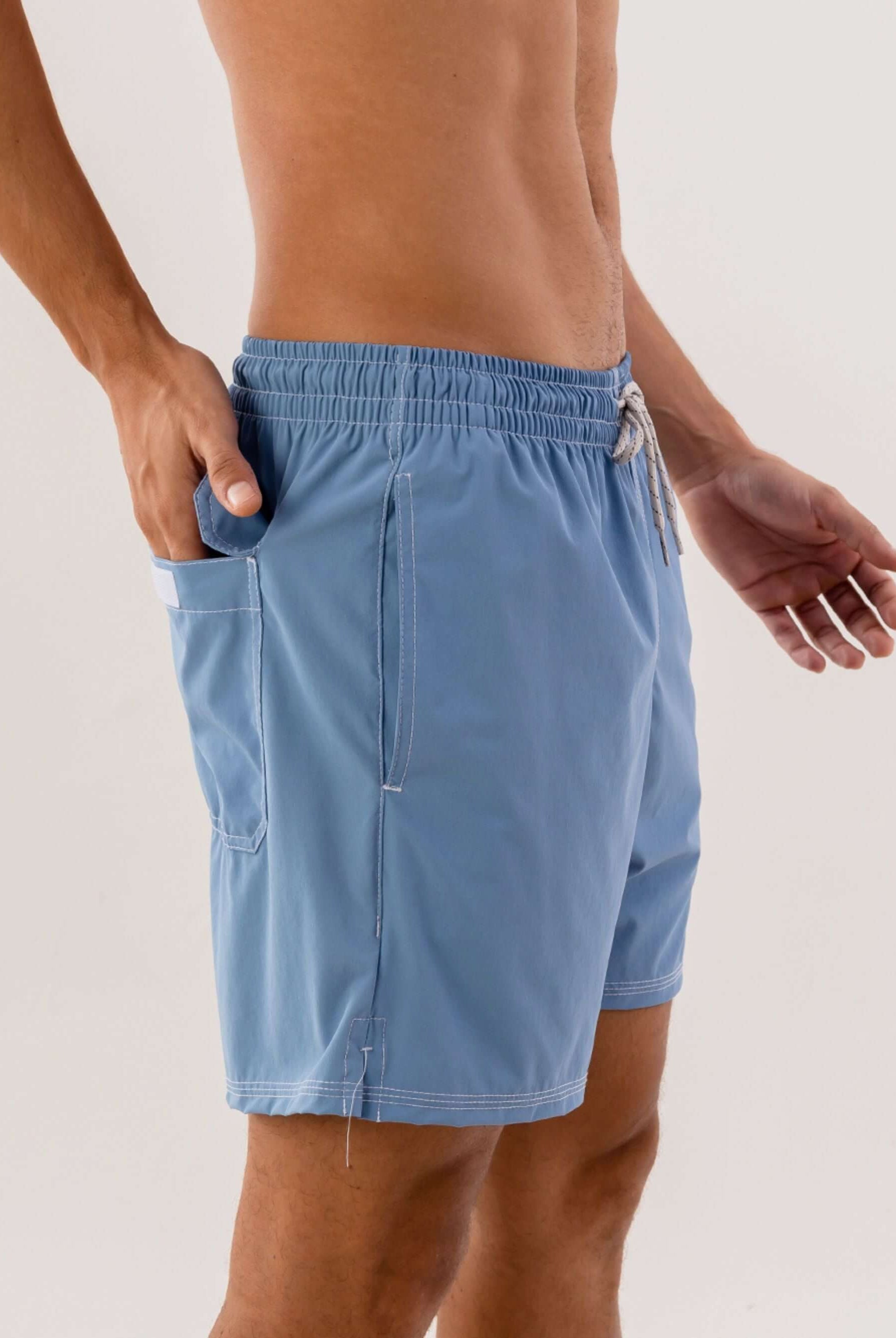 Short Volley Vintage Seekers Azul Indigo da Greenish, cós elástico e bolso lateral para praticidade.