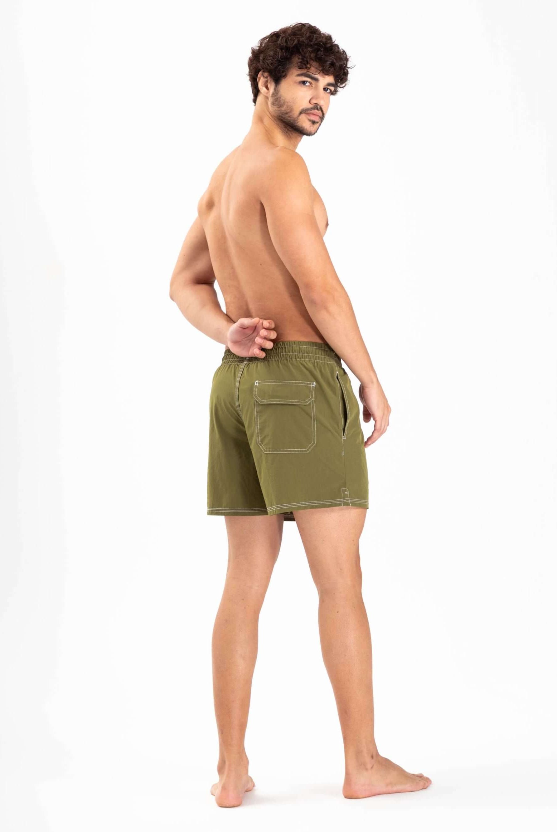 Modelo usando short volley verde da Greenish, com cós elástico e bolso traseiro, ideal para o dia a dia.