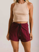Bermuda bordô SHORT HEAT WAVE da Greenish, ideal para dias quentes e conforto garantido.