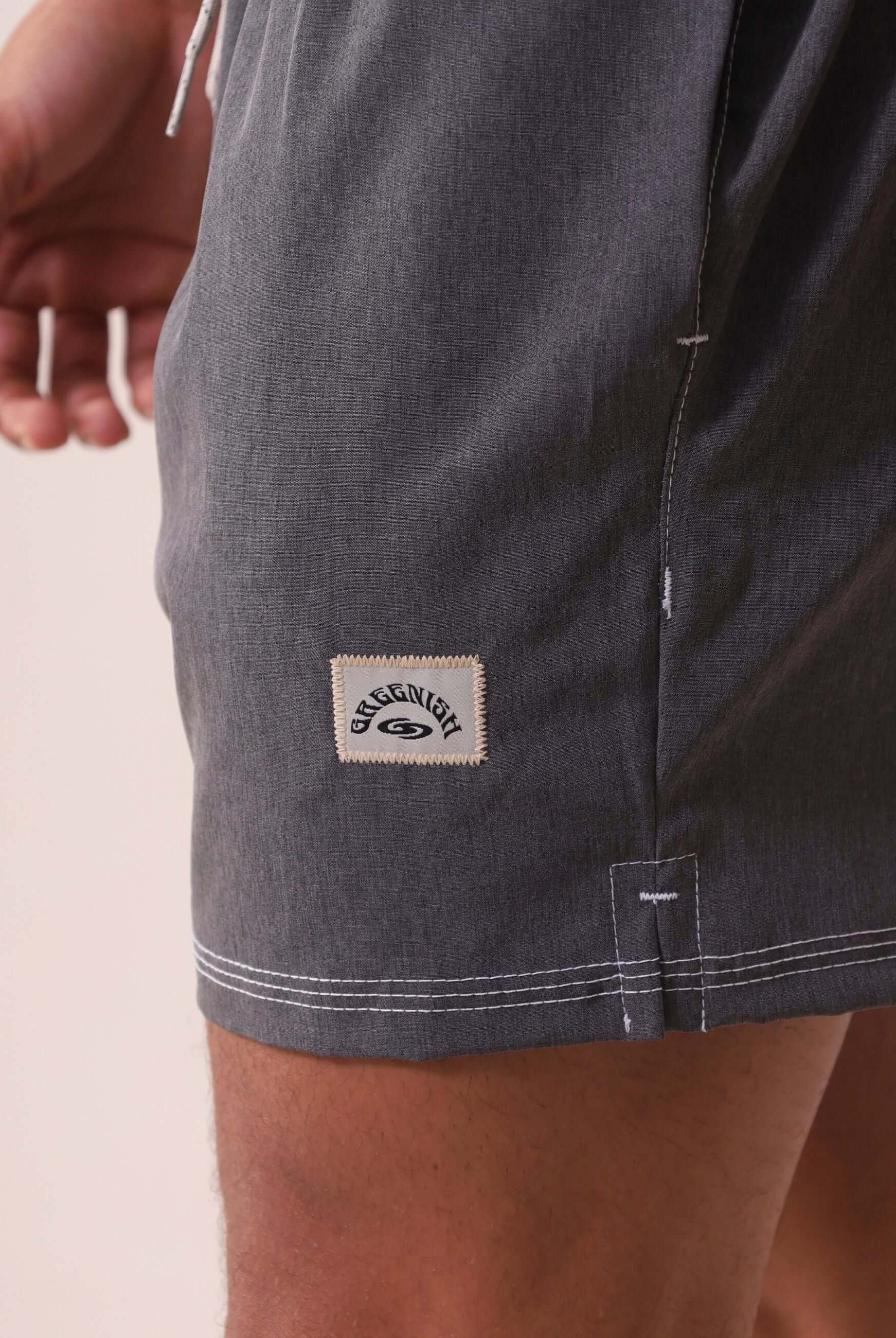 SHORT VÔLEY BLEND - GRAFITE da Greenish com etiqueta, costura branca contrastante e estilo retrô.