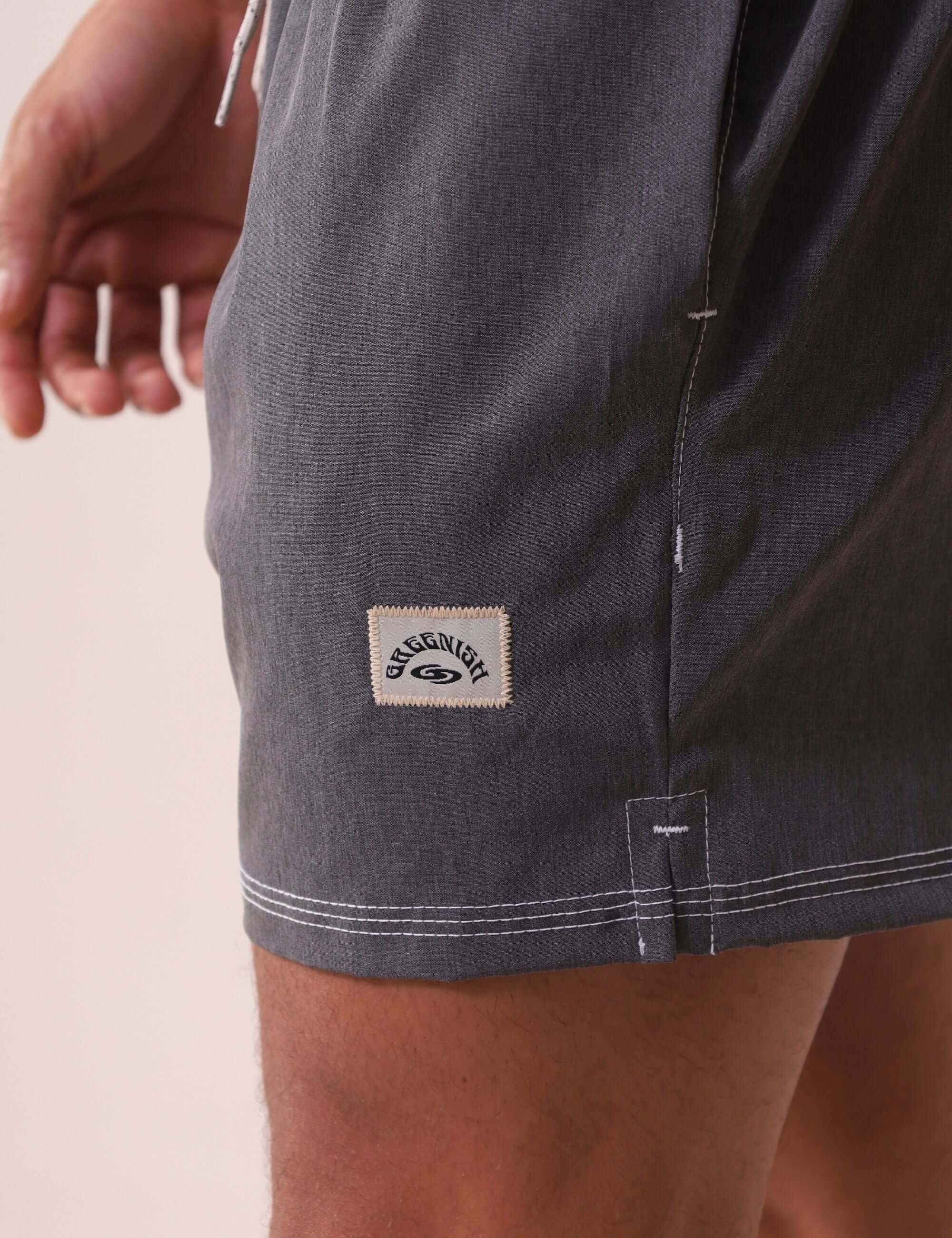 SHORT VÔLEY BLEND - GRAFITE da Greenish com etiqueta, costura branca contrastante e estilo retrô.