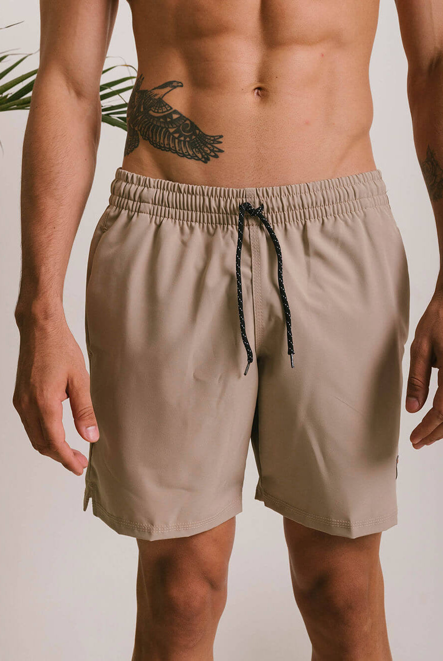 Short Fitness Basic bege da Greenish, conforto e estilo para o dia a dia e praia, com cós elástico e amarração.