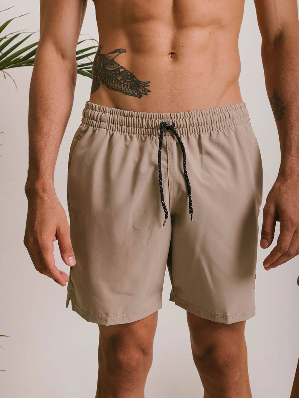 Short Fitness Basic bege da Greenish, conforto e estilo para o dia a dia e praia, com cós elástico e amarração.