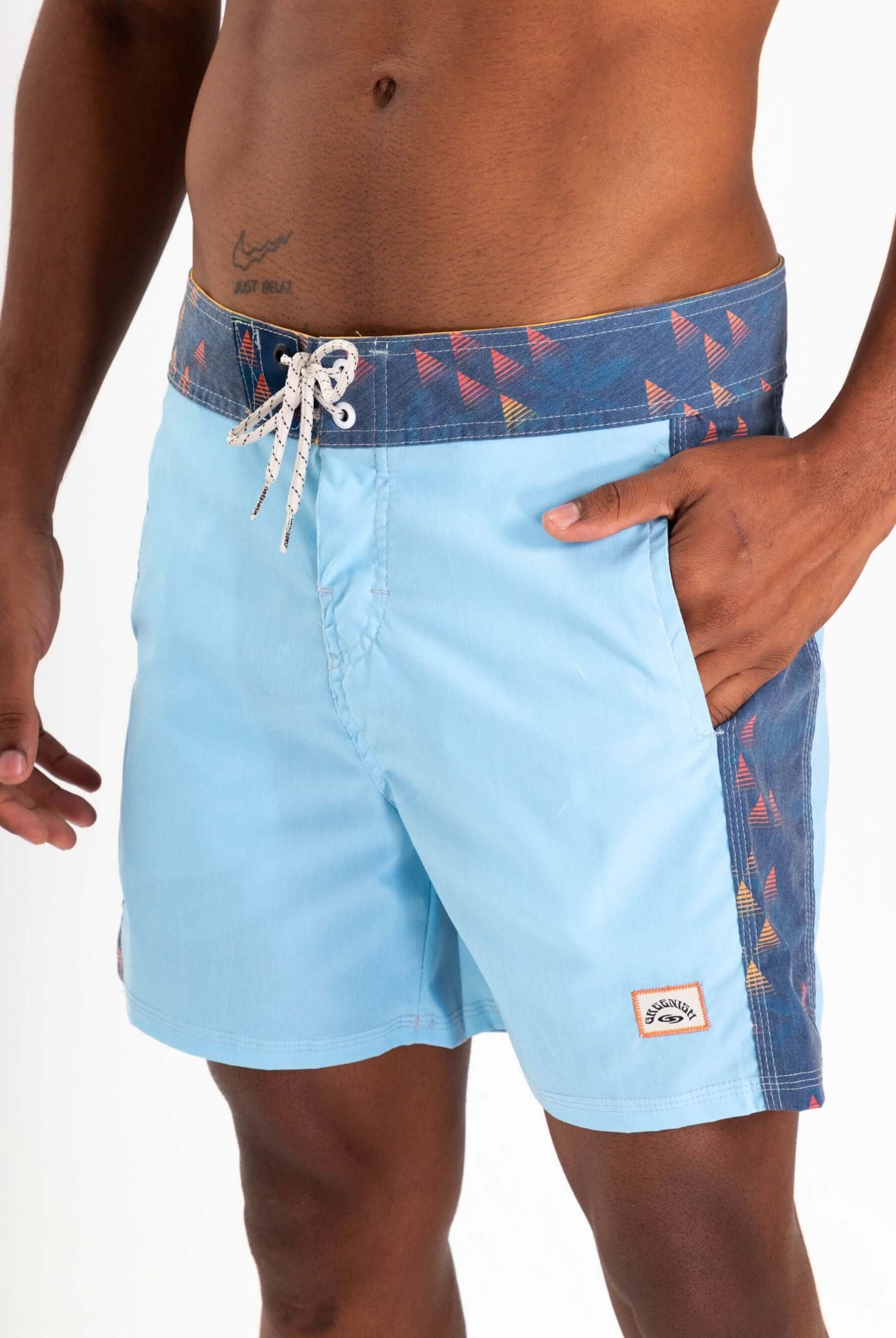 Sunga masculina Boardwalk Prism Azul da Greenish, confortável e estilosa, perfeita para o dia a dia.