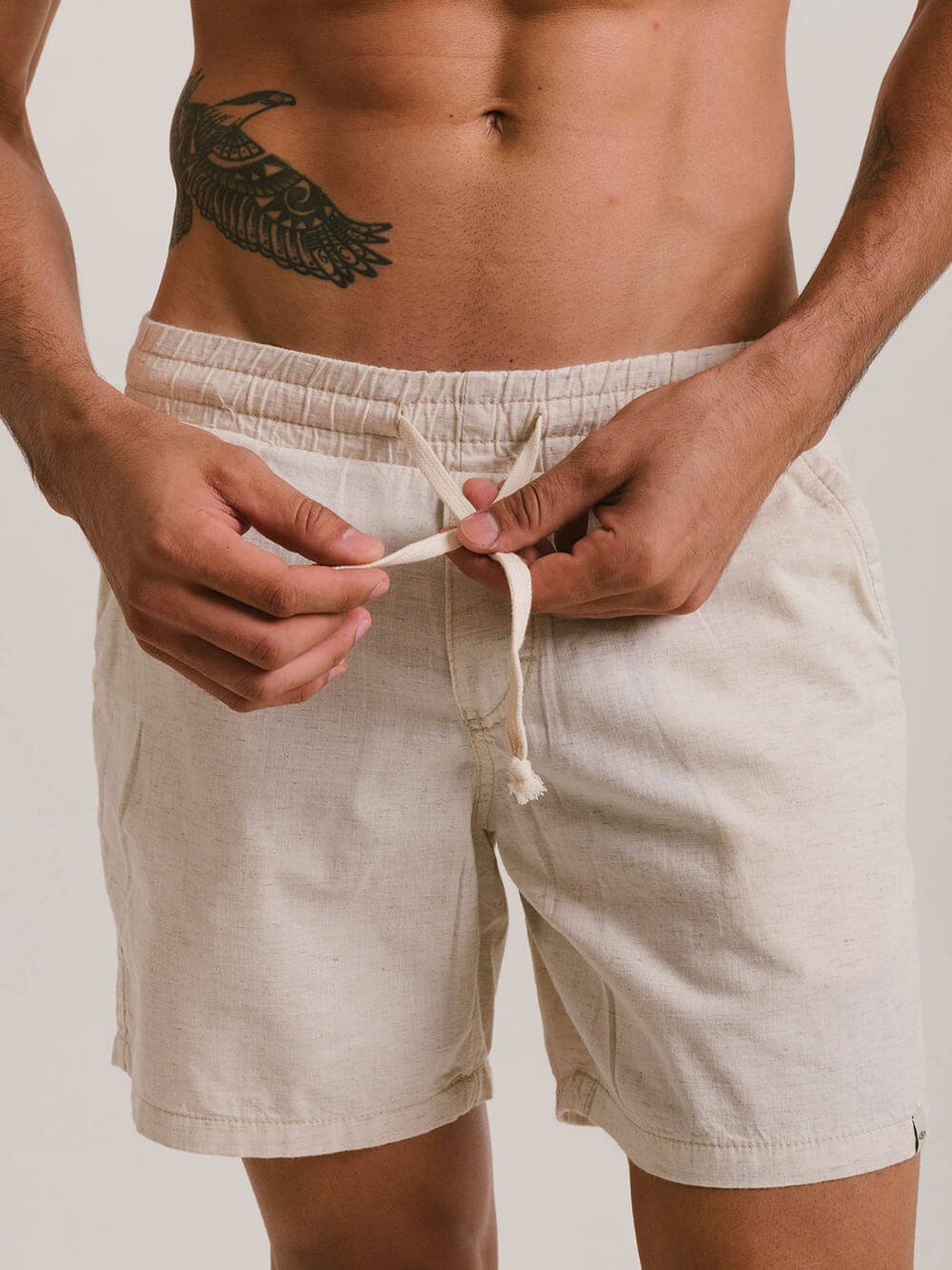 Short casual vintage ecológico da Greenish, em tecido de algodão com linho, ideal para um estilo rústico e confortável.