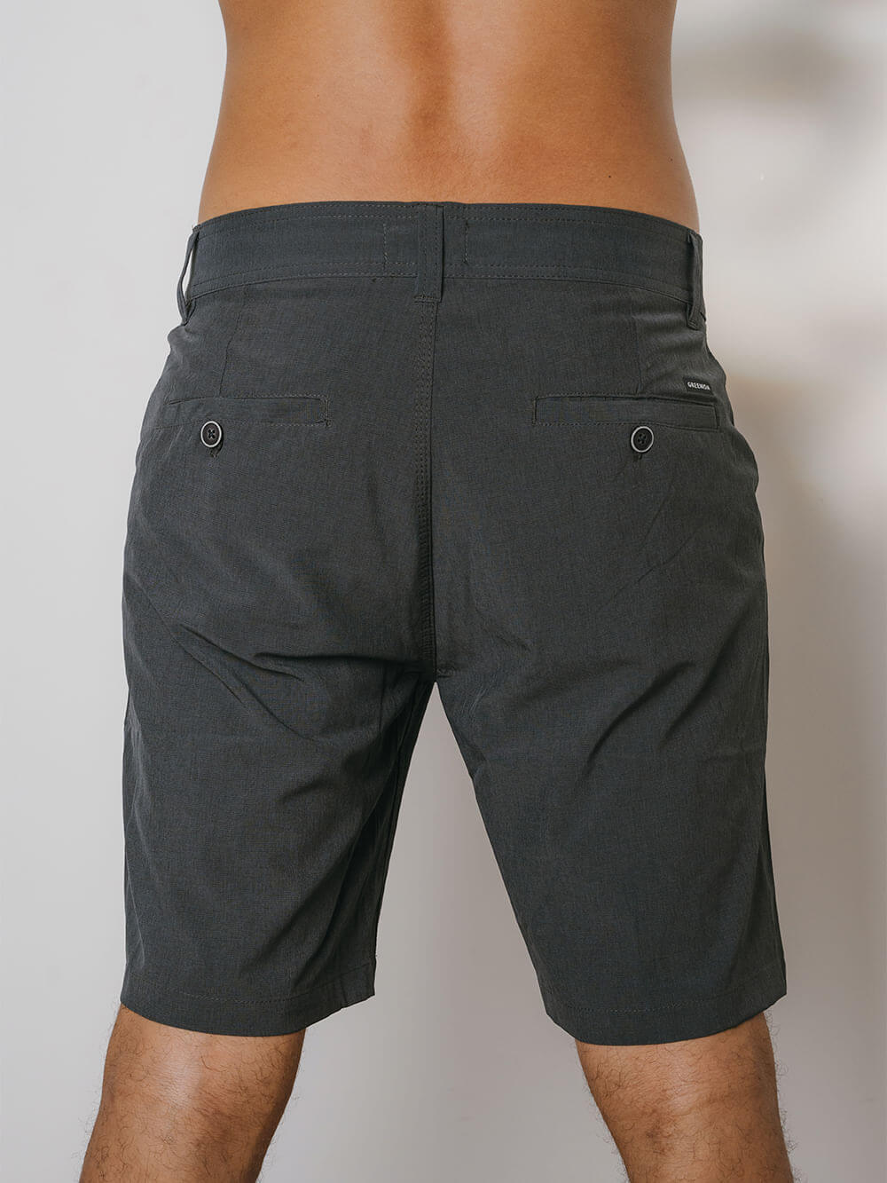 Bermuda masculina Walkshort Classic preta da Greenish, vista traseira, com detalhes em bolsos e conforto.