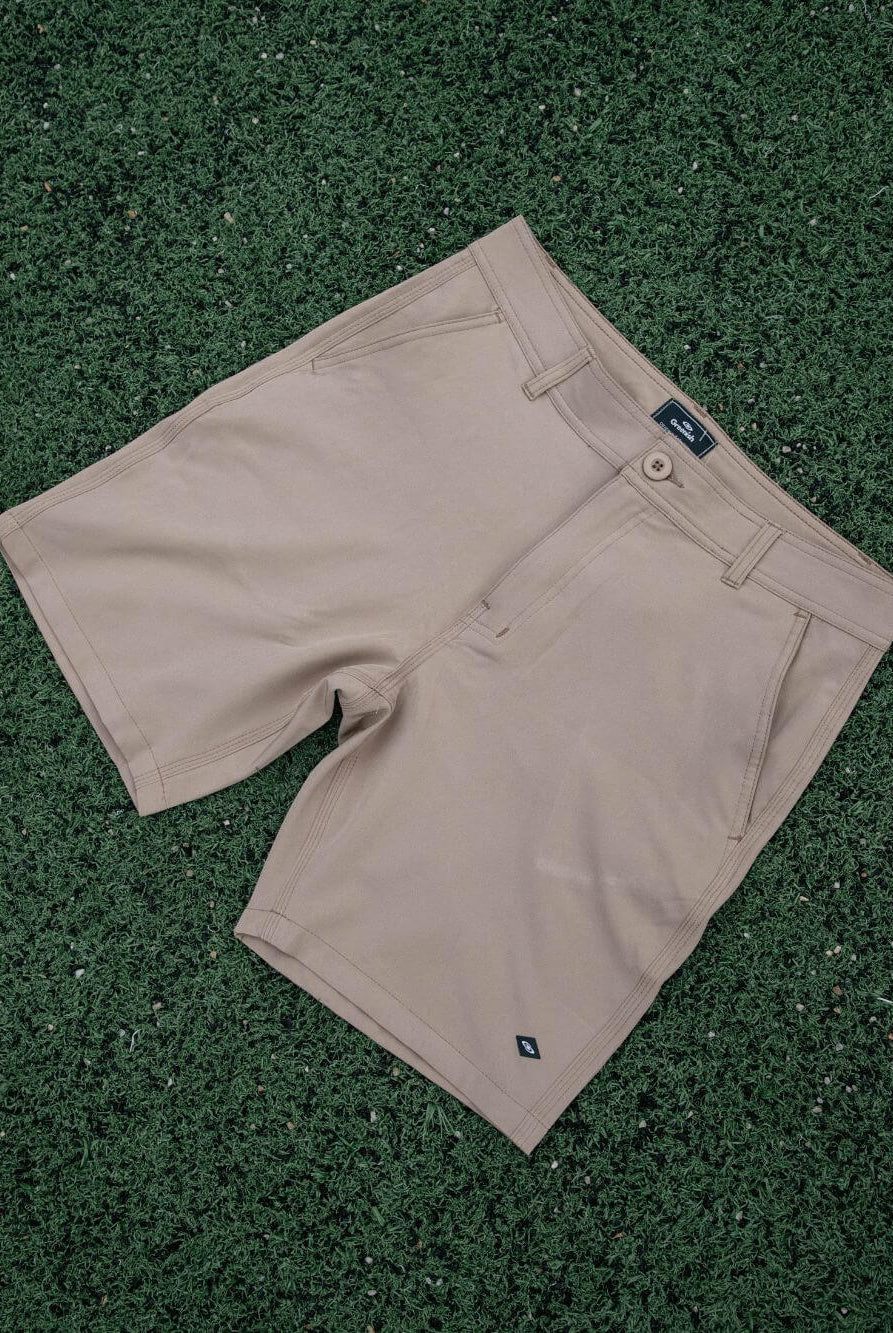 Bermuda clássica caqui da Greenish, essencial no armário masculino, com comprimento acima do joelho e bolso traseiro.