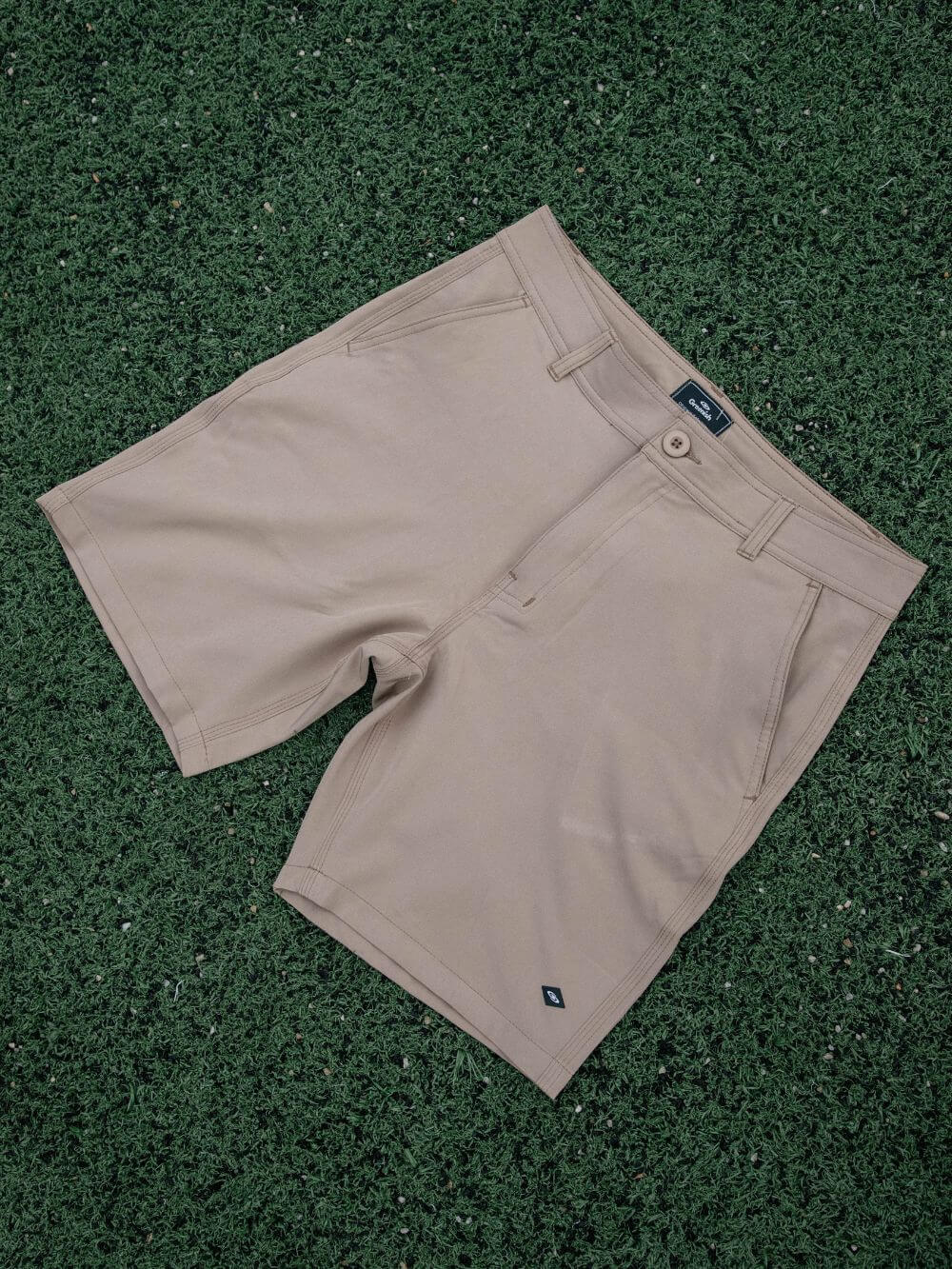 Bermuda clássica caqui da Greenish, essencial no armário masculino, com comprimento acima do joelho e bolso traseiro.