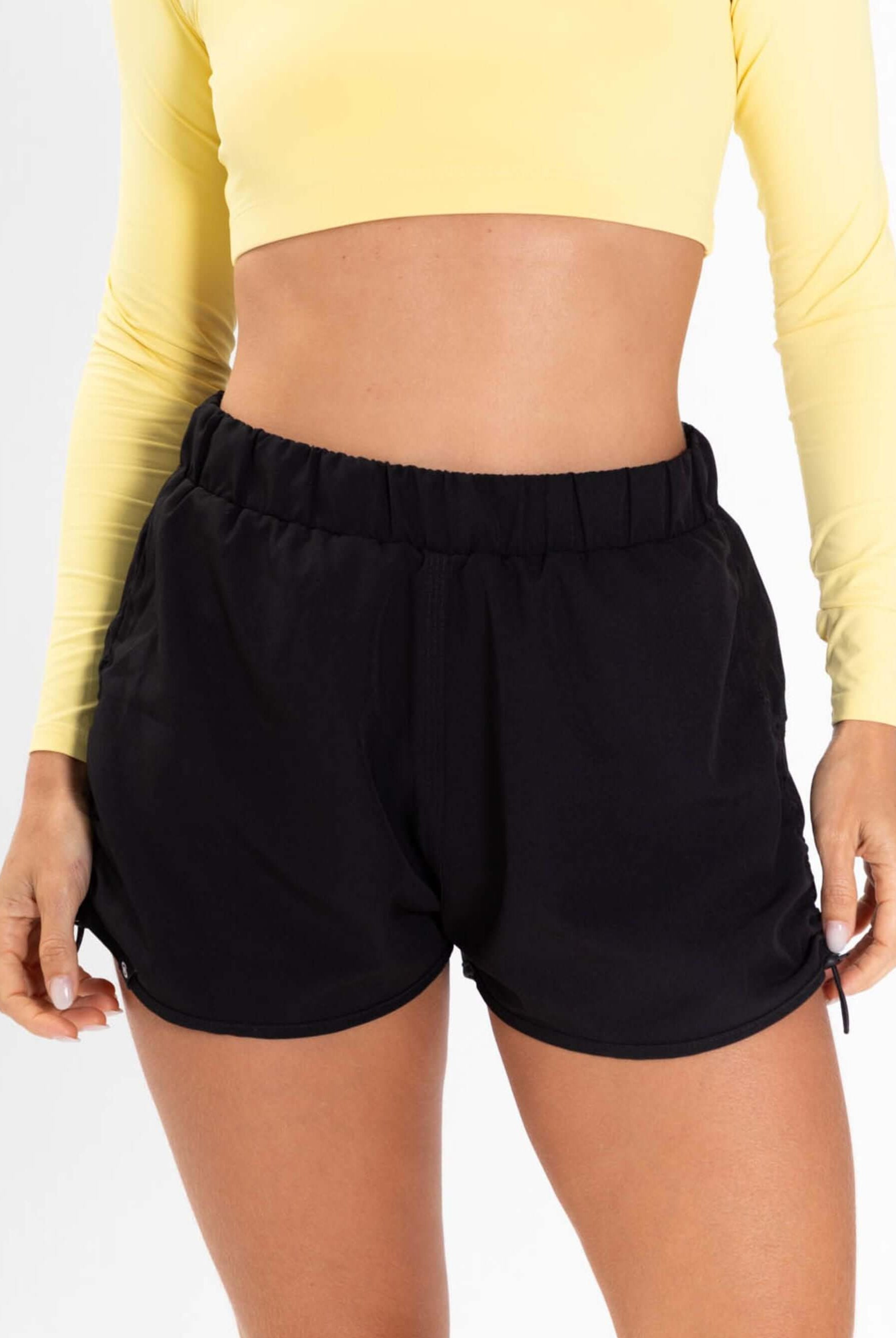 Shorts esportivos ativos na cor preta da marca Greenish, perfeitos para atividades ao ar livre e conforto.