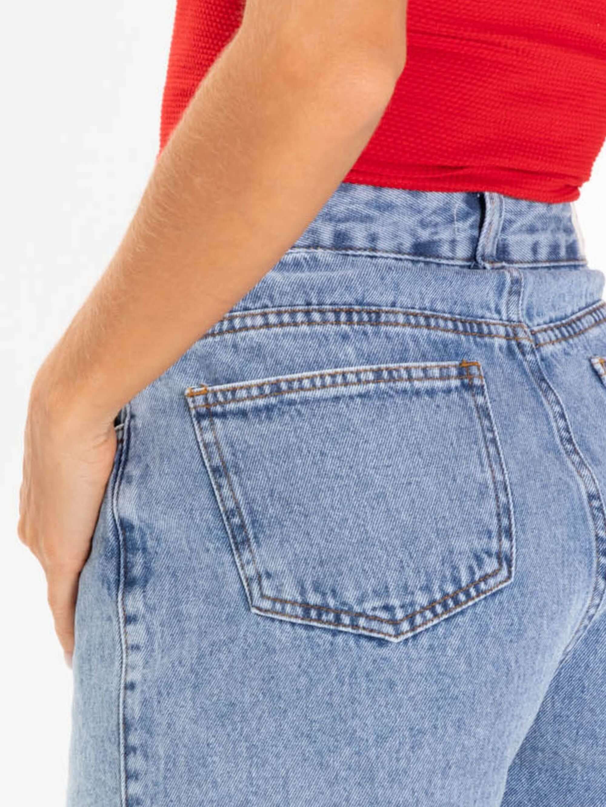 Short jeans feminino Greenish Gio, com corte à fio e detalhes vintage, perfeito para looks despojados e confortáveis.